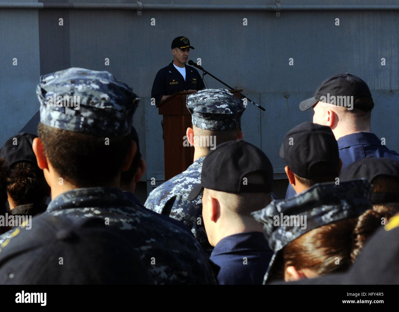 100402-N-4649B-045 MOREHEAD CITY, North Carolina (2. April 2010) Capt Steve Koehler, Kommandierender Offizier der Mehrzweck amphibischer Angriff Schiff USS Bataan (LHD-5), richtet sich die Besatzung während eines Anrufs alle Hände auf dem Flugdeck ShipÕs. Bataan soll zu ihrem Heimathafen Norfolk 3 April nach 10 Wochen Station in Haiti unterstützen Operation Unified Antwort nach einem Erdbeben der Stärke 7,0 nahe Port-au-Prince Jan. 12 zurückkehren. (Foto: U.S. Navy Masse Kommunikation Spezialist Seemann Erin Boyce/freigegeben) U.S. Navy 100402-N-4649B-045 Capt Steve Koehler befasst sich mit die Crew während ein All-Hände Call o Stockfoto