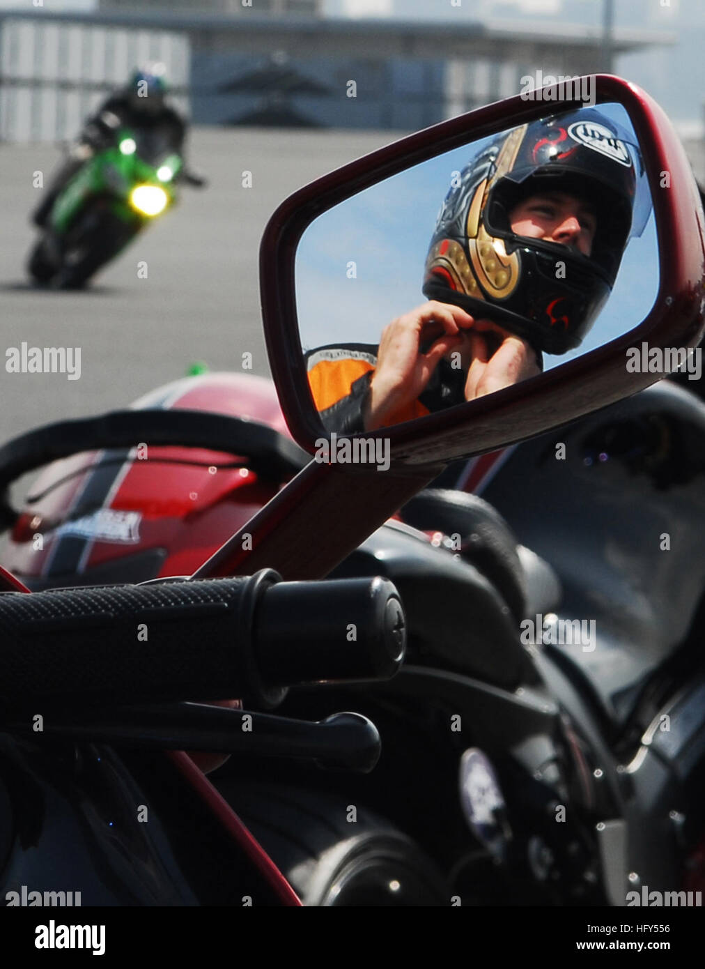 100410-N-2218S-006 YOKOHAMA, Japan (10. April 2010) Luftfahrt Boatswain Mate (Ausrüstung) 2. Klasse Zack Renton passt seinen Helm während der Navy und Marine Corps Verkehr Qualifizierungsmaßnahmen Rodeo im Norden Dock Yokohama. Die Veranstaltung offen für Service-Mitglieder aus allen Sparten soll Motorrad Sicherheit im Straßenverkehr zu fördern. (Foto: U.S. Navy Mass Communication Specialist 3. Klasse Andrew Ryan Smith/freigegeben) US Navy 100410-N-2218S-006-Aviation Boatswain Mate (Ausrüstung) 2. Klasse Zack Renton passt seinen Helm während der Navy und Marine Corps Verkehr Qualifizierungsmaßnahmen Rodeo im Norden Dock Yokohama Stockfoto