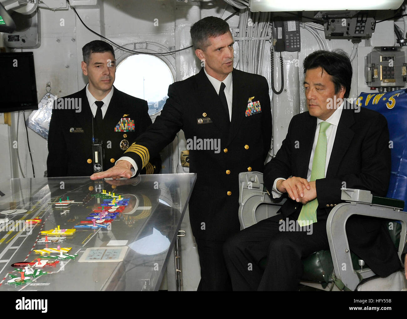 100410-N-7282P-070 YOKOSUKA, Japan (10. April 2010) Captain David A. Lausman, Kommandant des Flugzeugträgers USS George Washington (CVN-73), erklärt die Vorgänge und die Funktion des Flight-Deck-Steuerung Japan Minister für auswärtige Angelegenheiten Katsuya Okada. George Washington ist eine selektive eingeschränkte Verfügbarkeit bei Flotte Aktivitäten Yokosuka. (Foto: U.S. Navy Mass Communication Specialist 2. Klasse Phillip Pavlovich/freigegeben) US Navy 100410-N-7282P-070 Captain David A. Lausman, Kommandant des Flugzeugträgers USS George Washington (CVN-73), erklärt die Vorgänge und func Stockfoto