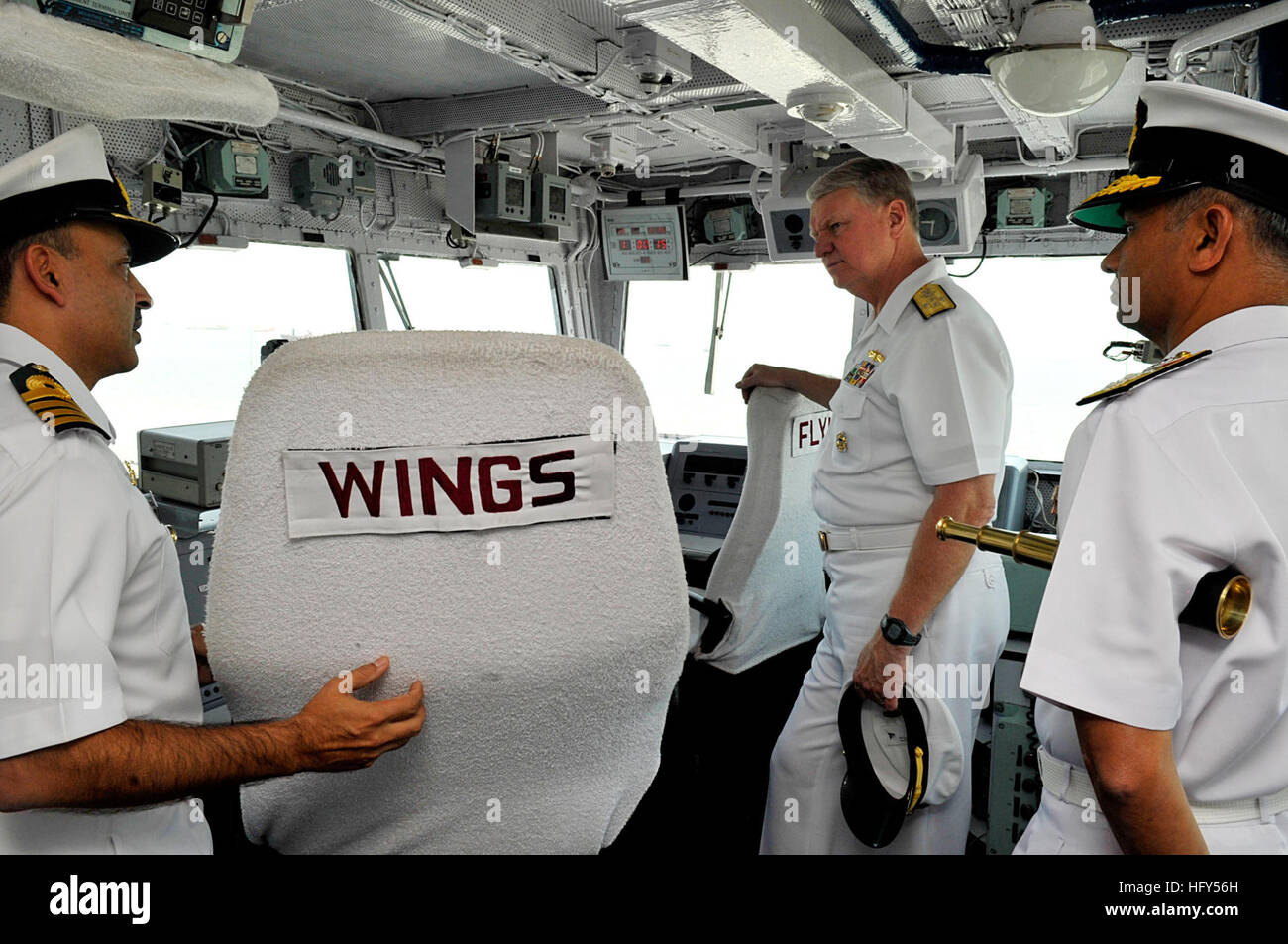 100413-N-8273J-089-MUMBAI, Indien (13. April 2010) Chief of Naval Operations (CNO) Admiral Gary Roughead tourt der indischen Marine Flugzeugträger (INS) VIRAAT in Mumbai, Indien. (US Navy Foto von Masse Kommunikation Spezialist First Class Tiffini Jones Vanderwyst/freigegeben) U.S. Navy 100413-N-8273J-089 Chief of Naval Operations (CNO) Admiral Gary Roughead Touren der indischen Marine Flugzeugträger (INS) VIRAAT in Mumbai, Indien Stockfoto