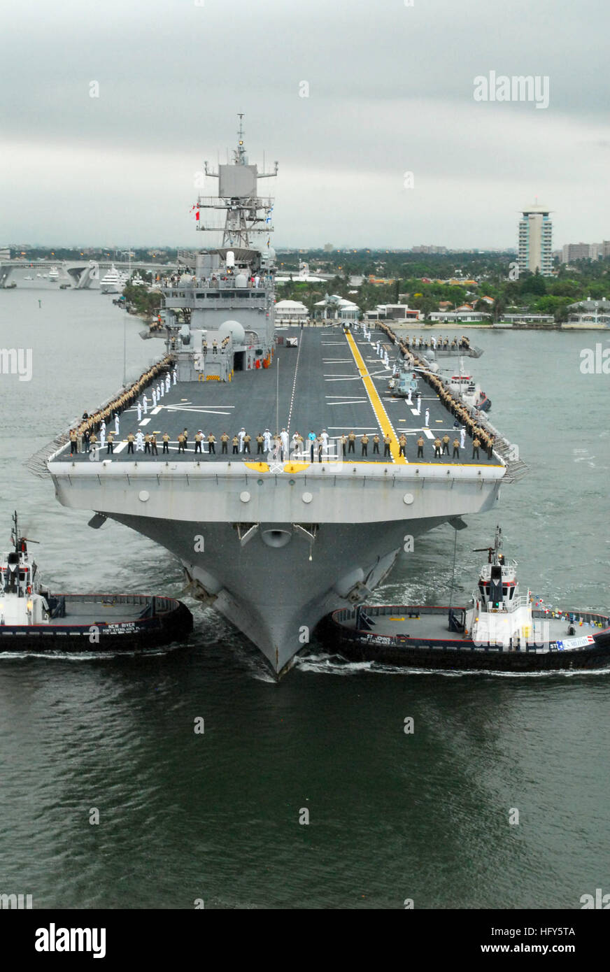 100426-C-8670L-008 PORT EVERGLADES, Florida (26. April 2010) das amphibische Mehrzweck-Schiff USS Iwo Jima (LHD-7) für den Beginn der Marine Woche Port Everglades an Port Everglades ankommt. Dies ist der 20. Marine Woche in Port Everglades, Süd-Florida-Jahresfeier der maritime Dienstleistungen. Navy Woche Port Everglades ist einer der 20 Navy Wochen quer durch Amerika im Jahr 2010 geplant. Marine Wochen sollen Amerikaner zeigen die Investition, die Sie haben in ihrer Marine und Sensibilisierung in den Städten, die keine bedeutende Navy Präsenz verfügen. (US Navy Foto von Scott Lehr/freigegeben) US Navy Stockfoto