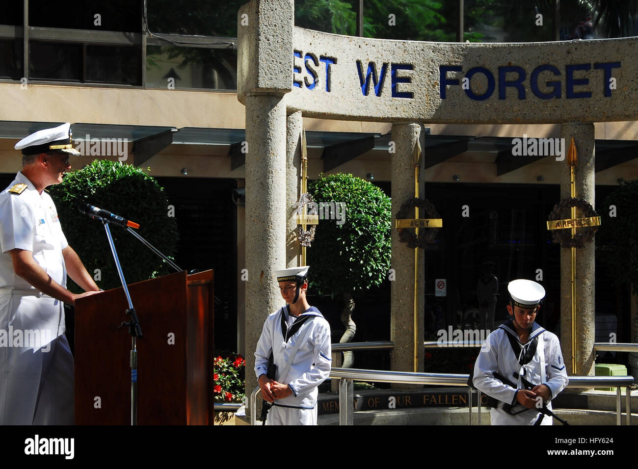 100501-N-7843A-062 SURFER PARADISE, Australien (1. Mai 2010) Rear Admiral Richard Landolt, Kommandeur der amphibischen Kraft 7. US-Flotte, gibt Anmerkungen während einer Schlacht Korallenmeer Gedenkveranstaltung in Surfers Paradise, Australien. Die Schlacht war ein Wendepunkt des zweiten Weltkriegs, die stoppte des Vormarsch der kaiserlichen japanischen Marine und offengehalten den Linien der Versorgung und Kommunikation zwischen den USA und Australien (US Navy Foto von Lt. CMdR Denver Applehans/freigegeben) uns Navy 100501-N-7843A-062 Rear Admiral Richard Landolt, Kommandeur der amphibischen Kraft 7. US-Flotte, gibt Boas Stockfoto
