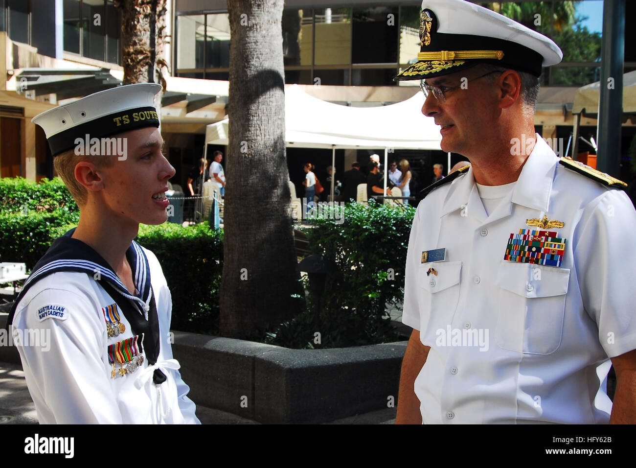 100501-N-7843A-134 SURFER PARADISE, Australien (1. Mai 2010) Rear Admiral Richard Landolt, Kommandeur der amphibischen Force US 7. Flotte, spricht mit australischen Marine jüngsterer Sohn Jeremy Orr nach einer Schlacht Korallenmeer Gedenkveranstaltung in Surfers Paradise, Australien. Die Schlacht war ein Wendepunkt des zweiten Weltkriegs, die den Vormarsch der kaiserlichen japanischen Marine gestoppt und die Linien der Versorgung und Kommunikation zwischen den USA und Australien offen gehalten. (US Navy Foto von Lt. CMdR Denver Applehans/freigegeben) UNS Marine 100501-N-7843A-134 Rear Admiral Richard Landolt, Kommandant von Amphib Stockfoto