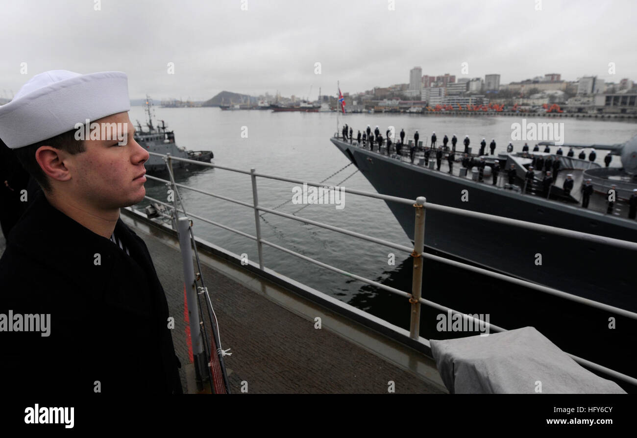 100507-N-7280V-191 WLADIWOSTOK, Russland (7. Mai 2010) Schaden Controlman 3. Klasse Shane Johnston mans die Schienen an Bord den USA 7. Flottenkommando Schiff USS Blue Ridge (LCC-19), wie das Schiff in Wladiwostok, Russland zieht. Blue Ridge Segler wird in einer Reihe von Community Outreach-Events in Wladiwostok eingebunden werden und werden mit den Mitgliedern des russischen Militärs während einer Parade zum Gedenken an den 65. Jahrestag des Sieges, ein nationaler Feiertag in Russland marschieren.  (Foto: U.S. Navy Mass Communication Specialist 3. Klasse Daniel Viramontes/freigegeben) US Navy 100507-N-7280V-191 Schaden Controlman 3. Cla Stockfoto