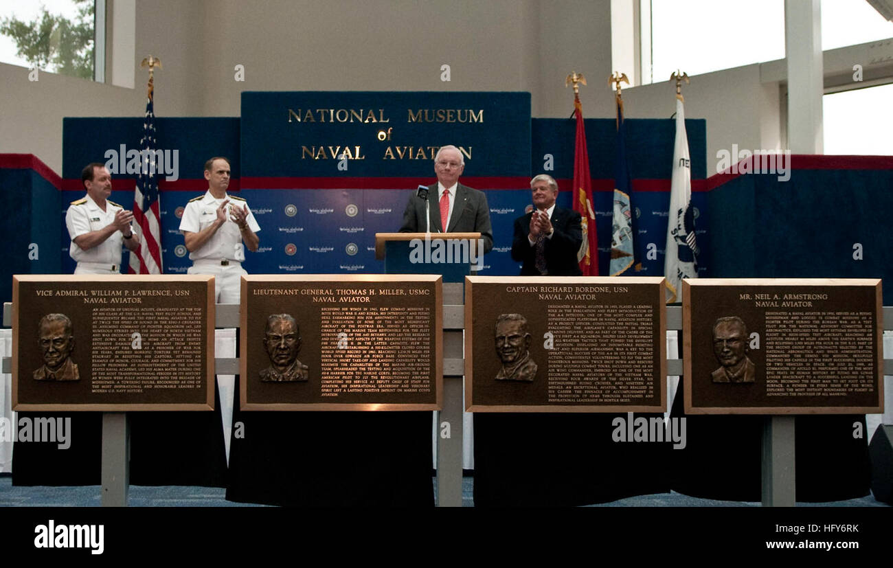 100514-N-3852A-003 PENSACOLA, Florida (14. Mai 2010) ehemaliger Astronaut Neil Armstrong gibt eine Dankesrede nach wird in der Naval Aviation Hall of Honor am National Naval Aviation Museum in Pensacola, Florida aufgenommen Naval Aviation Hall of Honor entstand 1979 Personen erkennen, die außerordentlichen Verdienste zu Naval Aviation gemacht haben. Armstrong wurde mit ehemaliger Vice Admiral William P. Lawrence aufgenommen, im Ruhestand Marine Korps Generalleutnant Thomas H. Miller und Marine Kapitän Richard P. Bordone im Ruhestand. (Foto: U.S. Navy Mass Communication Specialist 1. Klasse Rebekka Adler/Relea Stockfoto