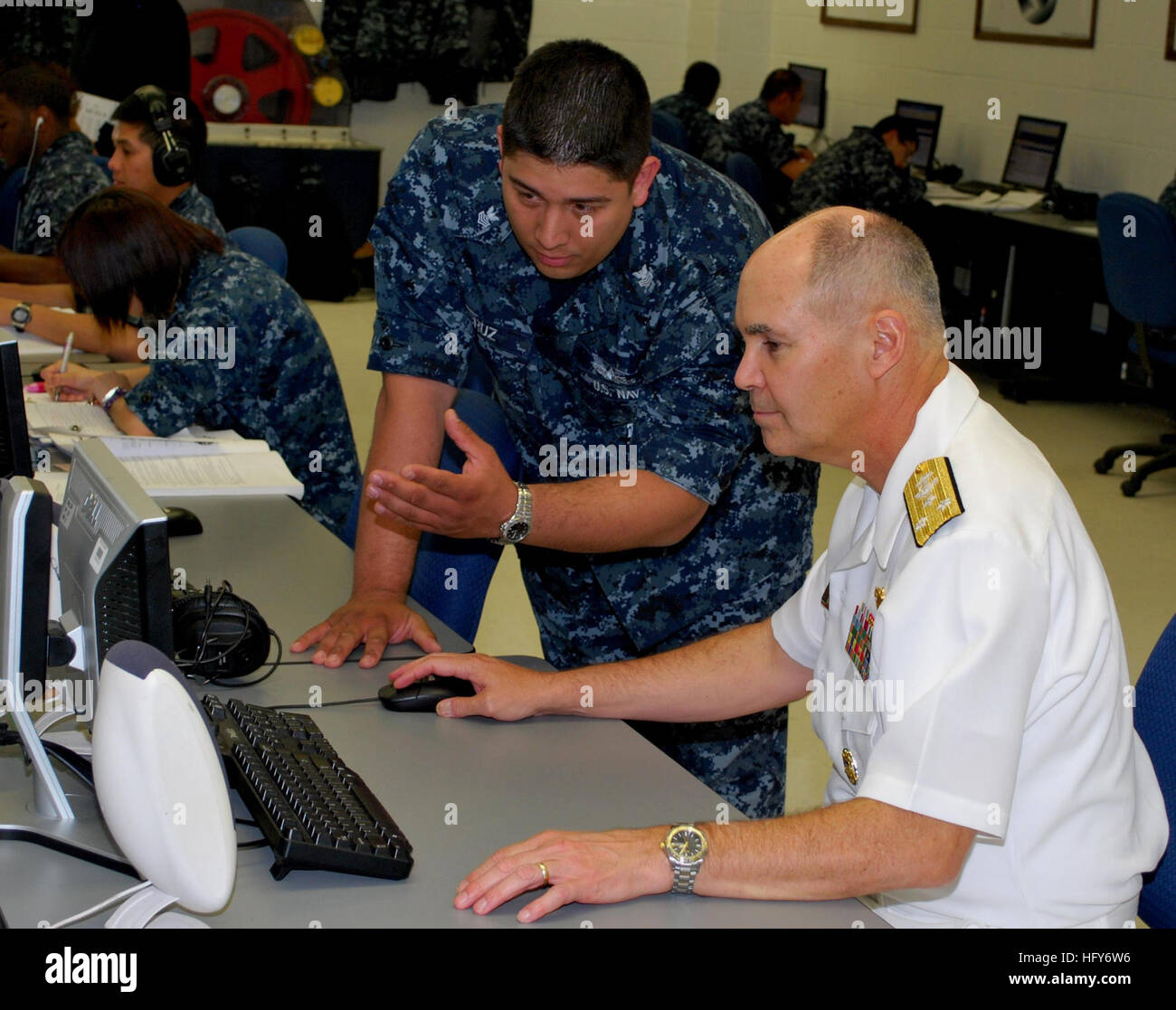 100514-N-7682A-026 GREAT LAKES, Illinois (14. Mai 2010) Gasturbine Systeme (Elektrotechnik) 1. Klasse Benjamin Cruz erklärt Computer based Training in der Mitte zum Vice Admiral Richard W. Hunt, Kommandeur der US-Marine Engineering 3. Flotte während eines Besuchs zu Training Support Center Great Lakes. (US Navy Foto von James F. Antonucci/freigegeben) U.S. Navy 100514-N-7682A-026 Gasturbine Systeme (Elektrotechnik) 1. Klasse Benjamin Cruz erklärt Computer based Training Stockfoto