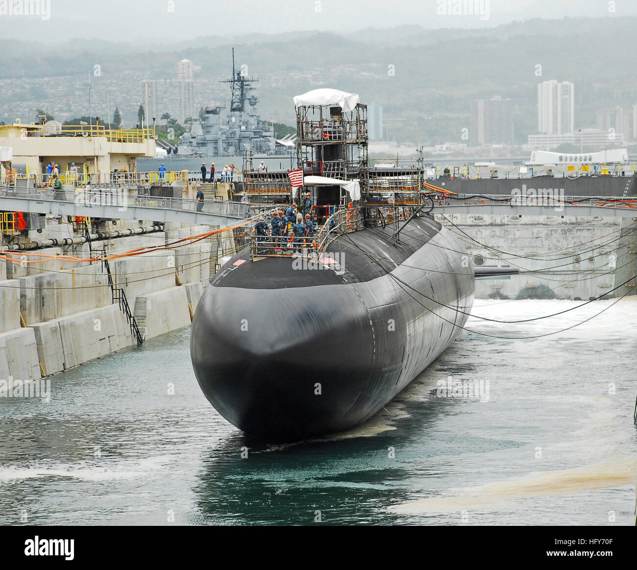 100518-N-6412L-040 PEARL HARBOR (18. Mai 2010) Dry Dock 1 in der Pearl Harbor Naval Shipyard überflutet wird, während das Abdocken der Los-Angeles-Klasse schnellen Angriff u-Boot USS Stadt Corpus Christi (SSN-705). Stadt von Corpus Christi wurde im Trockendock für eine Wartung-Verfügbarkeit. (Foto: U.S. Navy MachinistÕs Mate 3. Klasse wurde Longhini/freigegeben) US Navy 100518-N-6412L-040 Dry Dock 1 in der Pearl Harbor Naval Shipyard ist überflutet, während das Abdocken der Los-Angeles-Klasse schnellen Angriff u-Boot Stockfoto