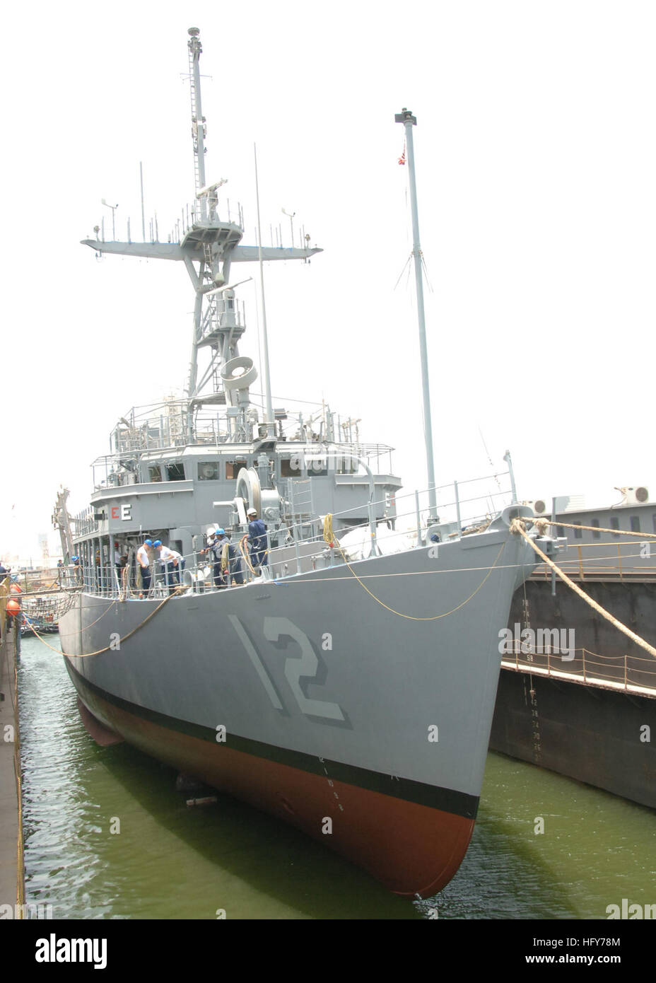 USS Ardent (MCM 12) kehrt nach der Dreimonats-Trockendock als Bestandteil der eingeschränkten Verfügbarkeit Dienstzeit am Mina Salman Pier ins Meer. Während dieser Zeit Wartungsarbeiten wurde das Schiff Malerei, Erhaltung, Renovierungen und Reparaturen innen und außen. USS Ardent führt Mine Gegenmaßnahme Operationen, unterstützt Einsätze und Übungen, und Koalitionsbildung Hafen besucht mit verschiedenen Nationen in den USA 5. Flotte Aufgabengebiet. (Foto: offizielle U.S. Navy Petty Officer 2. Klasse Jason T. Poplin) USS glühender zurück zum Meer DVIDS282715 Stockfoto