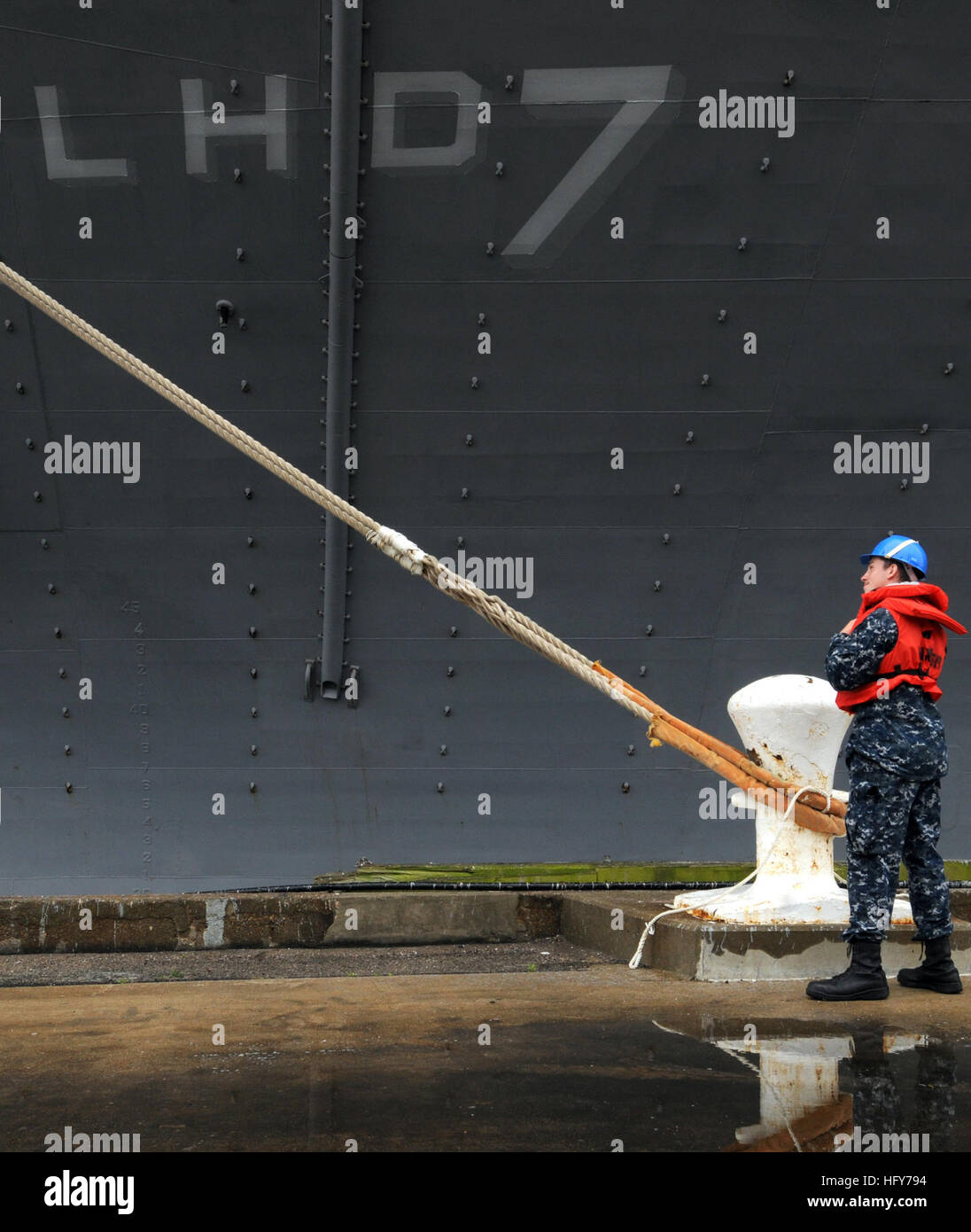 100524-N-8069G-001 NORFOLK (24. Mai 2010) Seemann Johannes Hanselmann, zugeordnet zu den amphibischen Transportschiff der Dock USS Ponce (LPD-15), Wartezeiten, eine Linie von amphibischen Angriff abzuwerfen Schiff USS Iwo Jima (LHD-7), wie sie Naval Station Norfolk für Fleet Week New York 2010 fährt. Ca. 3.000 Matrosen, Marines und Küste Gardisten sind in der 23. Fleet Week New York Mai 26. Juni 2 beteiligt. Flotte Woche wurde New York Citys Feier des Meer-Dienstleistungen seit 1984, die die Bürger von New York und Tristate-Umgebung die Möglichkeit, Matrosen, Marines und Echtheitszertifikate treffen Stockfoto