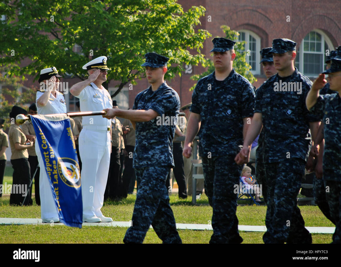 100526-N-0933M-003 GREAT LAKES (26. Mai 2010) Segler aus Training Support Center Great Lakes teilnehmen im Frühjahr 2010 Pass im Rückblick auf Ross Field Naval Station Great Lakes. Captain John W. Peterson, Kommandierender Offizier der rekrutieren Training Command war des Ereignis überprüfen. (US Navy Foto von Matthew Mogel/freigegeben) US Navy 100526-N-0933M-003 Segler aus Training Support Center Great Lakes zu beteiligen, im Frühjahr 2010 Pass im Rückblick auf Ross Field Naval Station Great Lakes Stockfoto