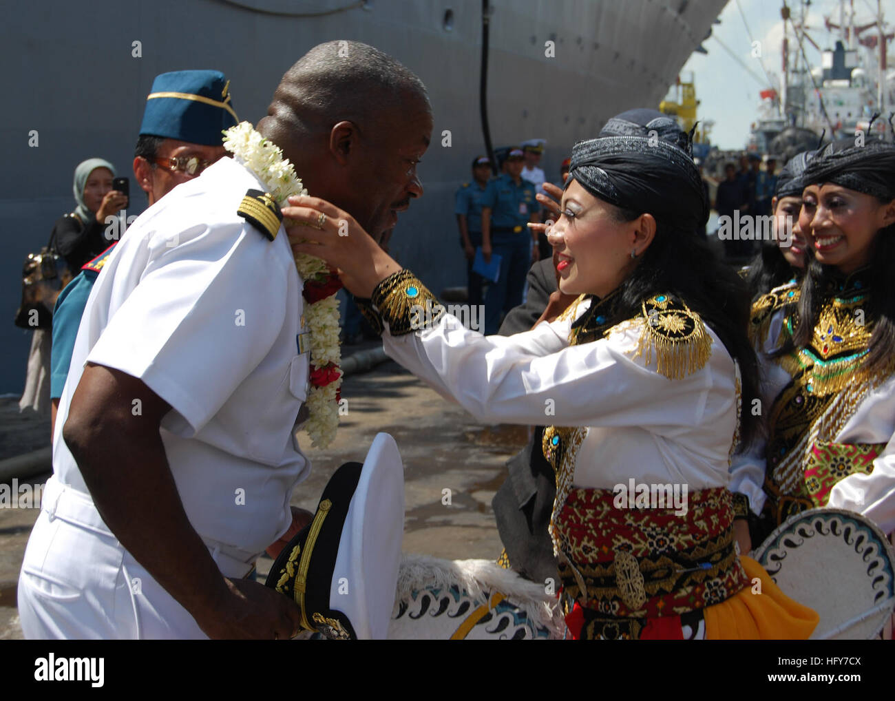 100526-N-8539M-030 SURABAYA, Indonesien (26. Mai 2010) Captain Rich Clemmons, Commodore Zerstörer Geschwader 31, erhält ein Geschenk von Tänzern, die eine traditionelle Begrüßung zu den amphibischen Dock Landungsschiff USS Tortuga (LSD 46) durchgeführt. Tortuga ist Naval Engagement Aktivität 2010 beteiligt. Die Übung ist Bestandteil der Zusammenarbeit flott Bereitschaft und Training (CARAT) Serie von bilateralen Übungen jährlich in Südost-Asien zu stärken Beziehungen und Kraft Bereitschaft. (US Navy Foto von Lt. Mike Morley/freigegeben) UNS Marine 100526-N-8539M-030 Capt Rich Clemmons, Commodore de Stockfoto