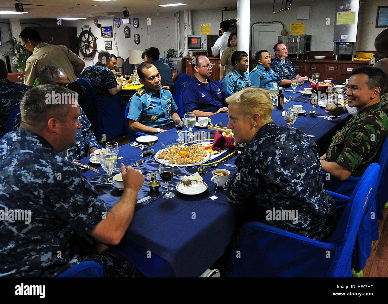 100528-N-7643B-277 JAVASEE (28. Mai 2010) Rear Admiral Nora W. Tyson, Kommandant der Task Force 73, hat Abendessen in der Offiziersmesse der amphibischen Dock Landungsschiff USS Tortuga (LSD 46) mit Captain Richard L. Clemmons, Commodore der Task Force 73,1 und die kommandierenden Offiziere von Tortuga, die geführte Flugkörper Fregatte USS Vandegrift (FFG-48) und der US Coast Guard Cutter Mellon (WASC 717) , willkommen Offiziere von der indonesischen Marine und marinen. Die Schiffe beteiligen sich an der Meer-Phase des Naval Engagement Aktivität (NEA) Indonesien 2010, ein Teil der Zusammenarbeit flott Bereitschaft und Training (CARAT) Stockfoto