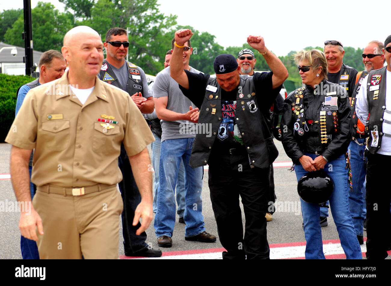 100528-N-8366W-092 BETHESDA, MD. (28. Mai 2010) Captain Daniel Zinder, stellvertretender Kommandeur der National Naval Medical Center, begrüßt Rolling Thunder Teilnehmer National Naval Medical Center durch Klinikgelände zu Ehren der Veteranen Wiederherstellung zu reiten. Zinder wollte auch Bob Griffith, Center, alles Gute zum Geburtstag. Griffith war auf den Tag genau vor 60 Jahren im Krankenhaus geboren. (Foto: U.S. Navy Mass Communication Specialist 3. Klasse Timothy Wilson/freigegeben) U.S. Navy 100528-N-8366W-092 Capt Daniel Zinder, stellvertretender Kommandeur der National Naval Medical Center, begrüßt Rolling Thunder Teilnehmer Stockfoto