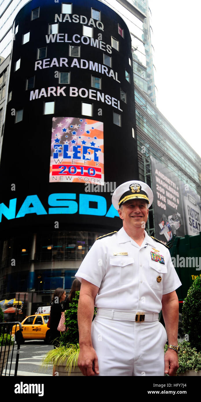 100528-N-5878L-085 NEW YORK (28. Mai 2010) Rear Admiral Mark S. Boensel, Kommandeur der Marine Region Mid-Atlantic, besucht die Schließung der NASDAQ-Börse im Rahmen der Fleet Week New York 2010. Ca. nehmen 3.000 Matrosen, Marines und Küste Gardisten in der 23. Fleet Week New York, die 26 Mai bis 2. Juni stattfinden wird. Flotte Woche wurde New York Citys Feier des Meer-Dienstleistungen seit 1984. (Foto: U.S. Navy Masse Kommunikation Spezialist Seaman Eric Lockwood/freigegeben) UNS Marine 100528-N-5878L-085 Rear Admiral Mark S. Boensel, Kommandeur der Marine Region Mitte-Atlanti Stockfoto