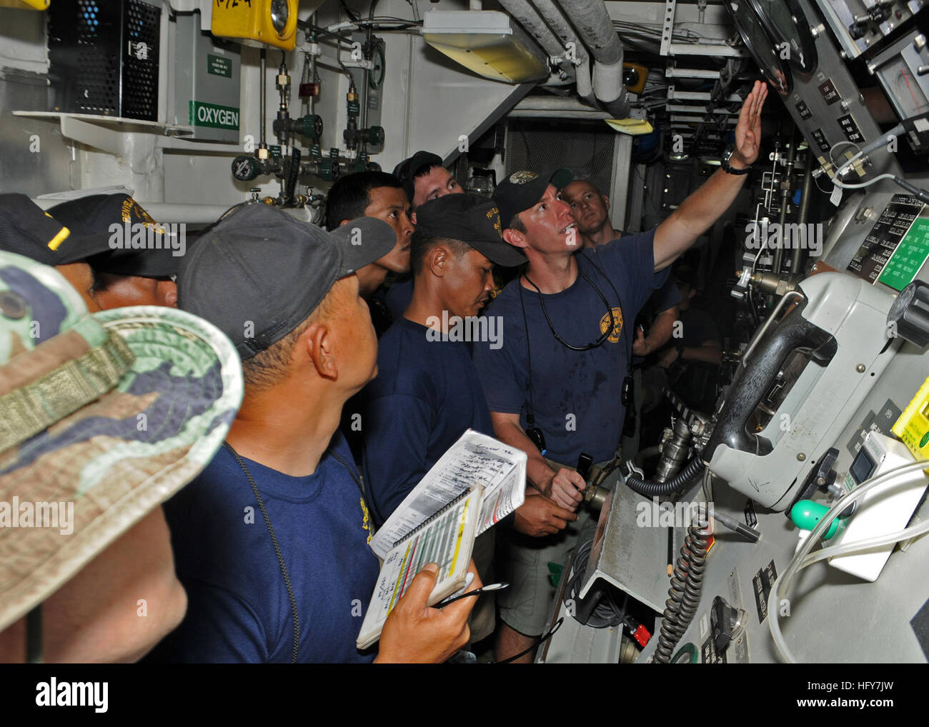 100530-N-3446M-044 SURABAYA, Indonesien (30. Mai 2010) Chief Navy Diver Trey Williams, Mobile Tauchen und Salvage Unit (MDSU) 1 zugewiesen, erklärt Recompression Chamber Betrieb DMS zu einer Gruppe von indonesischen Marine Taucher. Die Taucher beider Nationen arbeiteten zusammen an Bord das Military Sealift Command Rettung und Bergung Schiff USNS Salvor (T-ARS-52) als Teil des Naval Engagement Aktivität (NEA) 2010. In seinem 16. Jahr sind die NEA/CARAT bilaterale Übungen jährlich in Südostasien stärken Beziehungen und Kraft bereit. (U.S. Navy Photo von Mass Communication Specialist Stockfoto