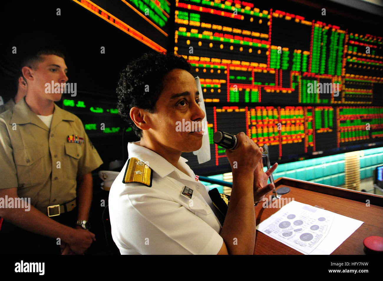 U.S. Navy Rear Admiral Michelle Howard, Recht, Kommandeur der US-Marine Expeditionary Strike Group 2, spricht auf der New York Mercantile Exchange 1. Juni 2010, während der 23. jährlichen New Yorker Fleet Week. Die 2010 Fleet Week, eine Feier der US maritime Services rund teilgenommen 3.000 Matrosen, Marines und Küste Gardisten. (US Navy Foto von Massenkommunikation Spezialist Seemann Jennifer Castillo/freigegeben) US Navy 100601-N-3041C-088 Rear Admiral Michelle Howard, zentrieren, Kommandant der Expeditionary Strike Group (ESG) 2, und service-Mitglieder von der Navy, Marines, und Küstenwache besuchen live Stockfoto