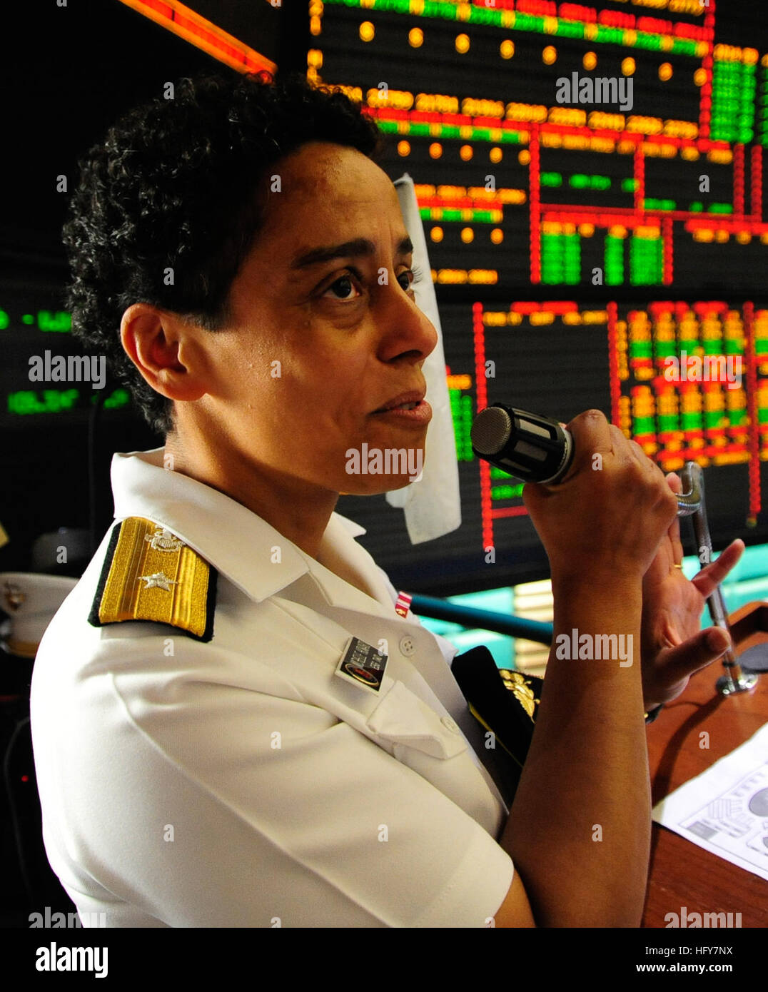 U.S. Navy Rear Admiral Michelle Howard, Recht, Kommandeur der US-Marine Expeditionary Strike Group 2, spricht auf der New York Mercantile Exchange 1. Juni 2010, während der 23. jährlichen New Yorker Fleet Week. Die 2010 Fleet Week, eine Feier der US maritime Services rund teilgenommen 3.000 Matrosen, Marines und Küste Gardisten. (US Navy Foto von Massenkommunikation Spezialist Seemann Jennifer Castillo/freigegeben) USN RADM Michelle J. Howard in der Ansicht Stockfoto
