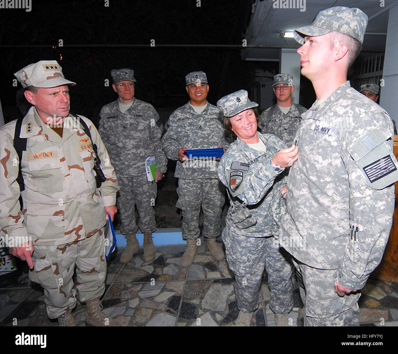 In Camp Eggers in Kabul, Afghanistan, führen Mitarbeiter der US-Marine eine frockreiche Zeremonie durch, um die Beförderung von Seeleuten anzuerkennen, während die Führung die Bedeutung fortlaufender Missionen zur Unterstützung der NATO-Ausbildungsmission Afghanistan betont. Stockfoto