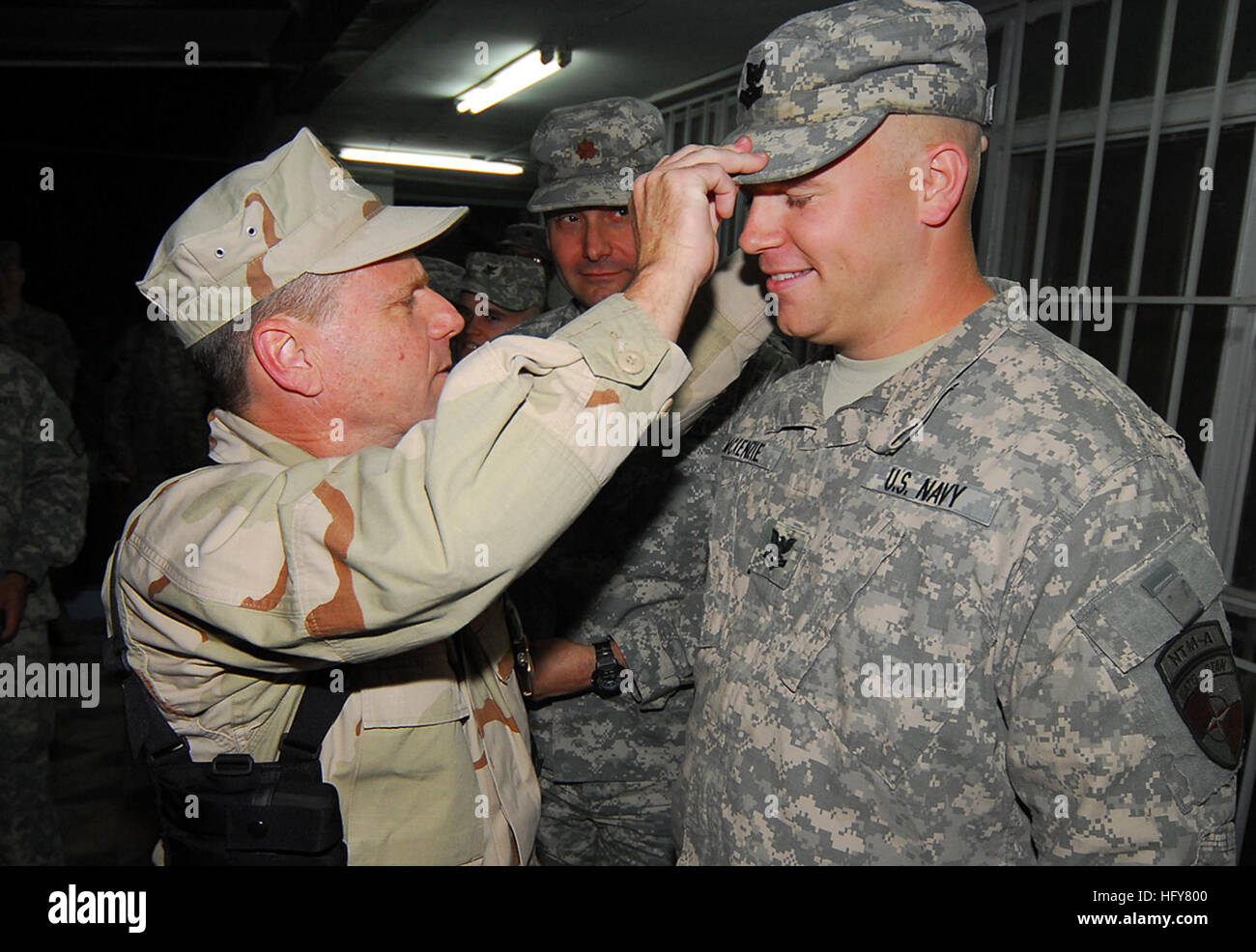 Eine frockreiche Zeremonie in Camp Eggers, dem Hauptquartier der NATO-Ausbildungsmission - Afghanistan, förderte sechs Seeleute förmlich und betonte gleichzeitig die Bedeutung ihrer Mission in Afghanistan. Stockfoto