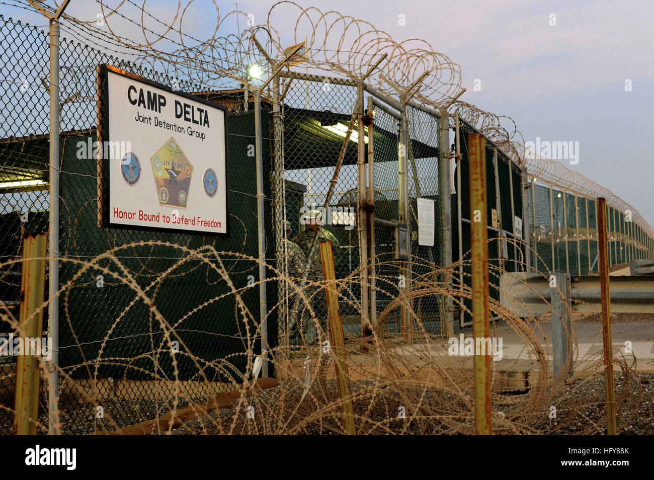 100609-F-3431H-006 GUANTANAMO BAY, Kuba (9. Juni 2010) Soldaten zugewiesen 115. Military Police Company von Rhode Island Army National Guard Wache an einem Sally Port in Camp Delta in Joint Task Force Guantanamo. Die Army National Guard in Rhode Island ist auf eine einjährige Bereitstellung bietet Sicherheit auf die Joint Task Force Guantanamo Haftanstalten. (US Air Force Foto von techn. Sgt. Michael R. Holzworth/freigegeben) US-Navy 100609-F-3431H-006 Soldaten der 115. Military Police Company von der Rhode Island Army National Guard Wache stehen in einem Sally Hafen innen C zugewiesen Stockfoto