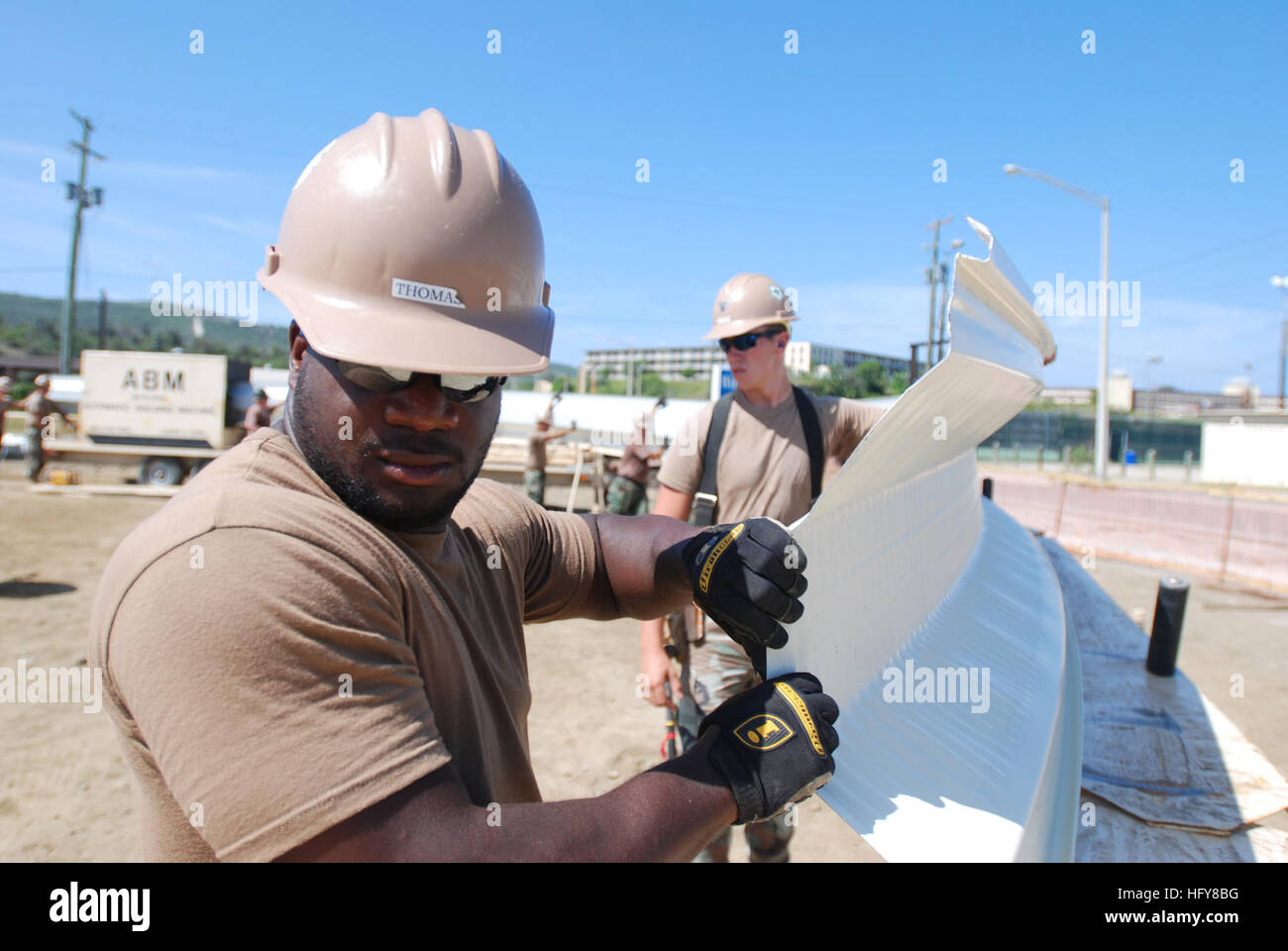 100610-M-0577W-053 GUANTANAMO BAY, Kuba (10. Juni 2010) Utilitiesman Constructionman James Thomas, links und andere Seabees zugewiesen, Naval Mobile Bau Bataillon (NMCB) 25, arbeiten mit vorgefertigten Blech auf einer Baustelle an der Naval Station Guantanamo Bucht. NMCB-25, bereitgestellt von Fort McCoy, Wisconsin, USA, unterstützt durch den Abschluss von Bauvorhaben zur Verbesserung der Einrichtungen auf der Basis Joint Task Force Guantanamo und Naval Station Guantanamo Bay. (Foto: U.S. Marine Corps Lance Cpl. Justin R. Wheeler/freigegeben) UNS Marine 100610-M-0577W-053 Utilitiesman Constructionman James Thomas, links, Stockfoto