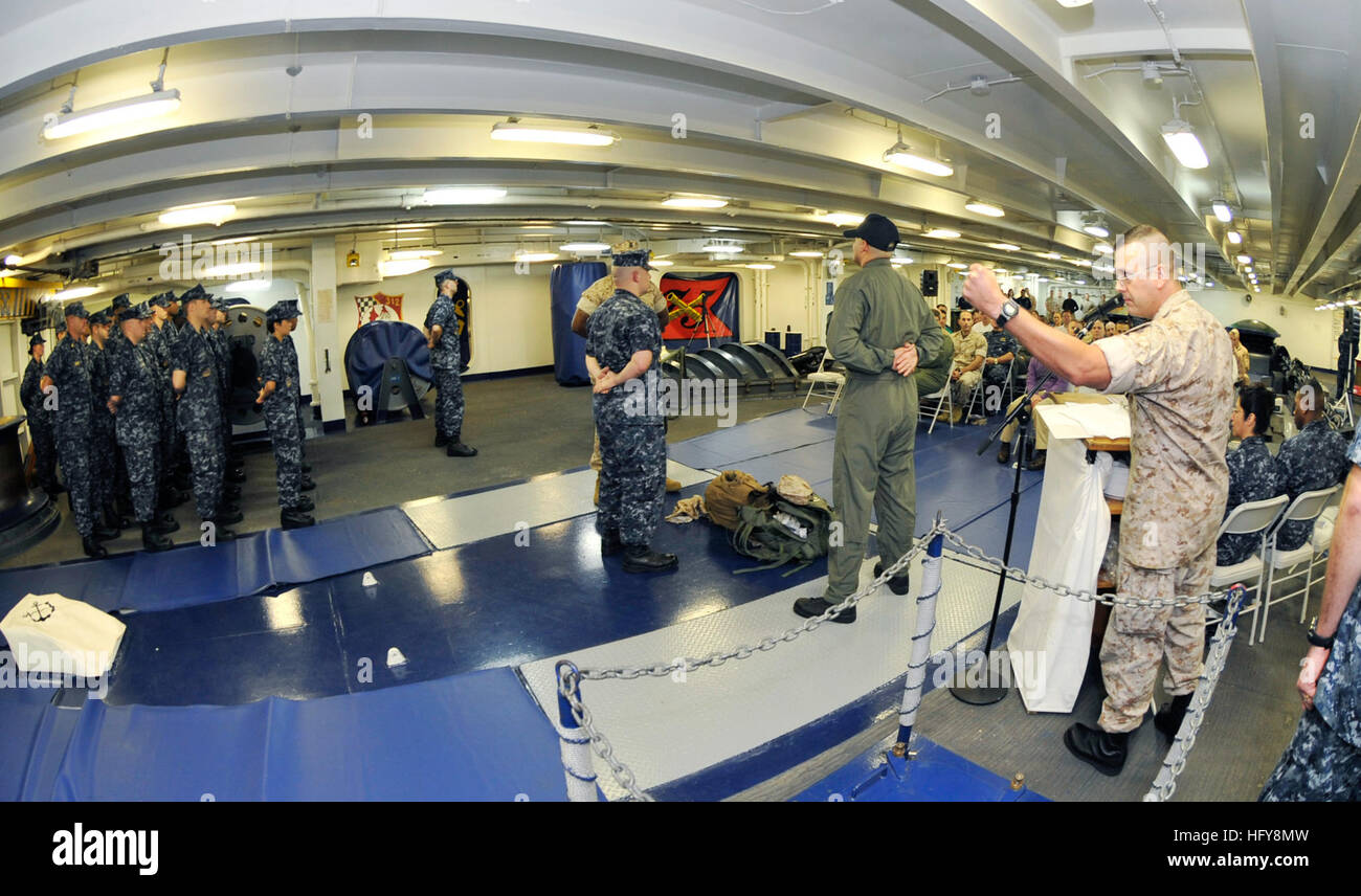 Marine Fighter Attack Squadron 312-Sergeant-Major, Sgt. Major Reginald Baker, von Walterboro, S.C., spricht bei der 112. Jahrestag Feier an Bord Flugzeugträger der Nimitz-Klasse USS Harry S. Truman feiert die Vielseitigkeit und Vielfalt der Krankenhaus-Sanitätern und Hommage an diejenigen, die gefallen sind. Truman ist als Teil der Harry S. Truman Carrier Strike Group um Maritime Security Operations und Theater Sicherheitszusammenarbeit Anstrengungen in der US-5. und 6. Flotte Zuständigkeitsbereiche bereitgestellt. HST CSG inkl. Commander Carrier Strike Group 10 Mitarbeiter, USS Harry S. Trum Stockfoto