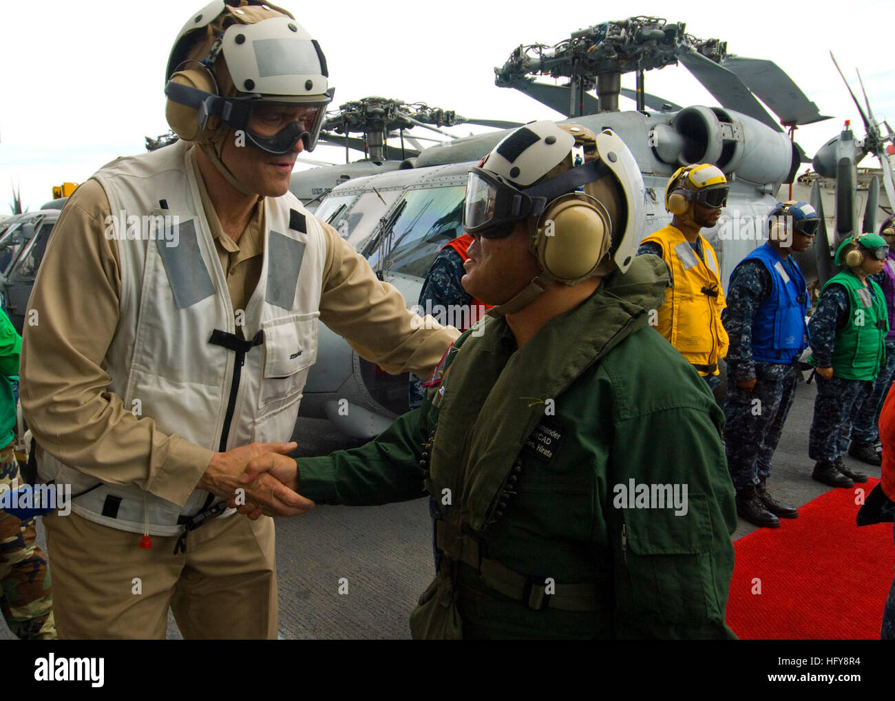 100617-N-7282P-006 EAST CHINA SEA (17. Juni 2010) Captain David A. Lausman, Kommandant des Flugzeugträgers USS George Washington (CVN-73), grüßt Japan Air Self-Defense Force Generalleutnant Hidetoshi Hirata, Kommandeur der südwestlichen zusammengesetzte Luft-Division auf dem Flugdeck vor einer geplanten Tour des Schiffes. Hirata besuchte George Washington zur Orientierung eines US-Atom-Flugzeugträgers im Gange und zu konzentrieren auf operativen Fähigkeiten unterstützen die Verteidigung Japans.  George Washington, ist die NavyÕs nur dauerhaft nach vorne bereitgestellt Flugzeugträger im Gange supportin Stockfoto