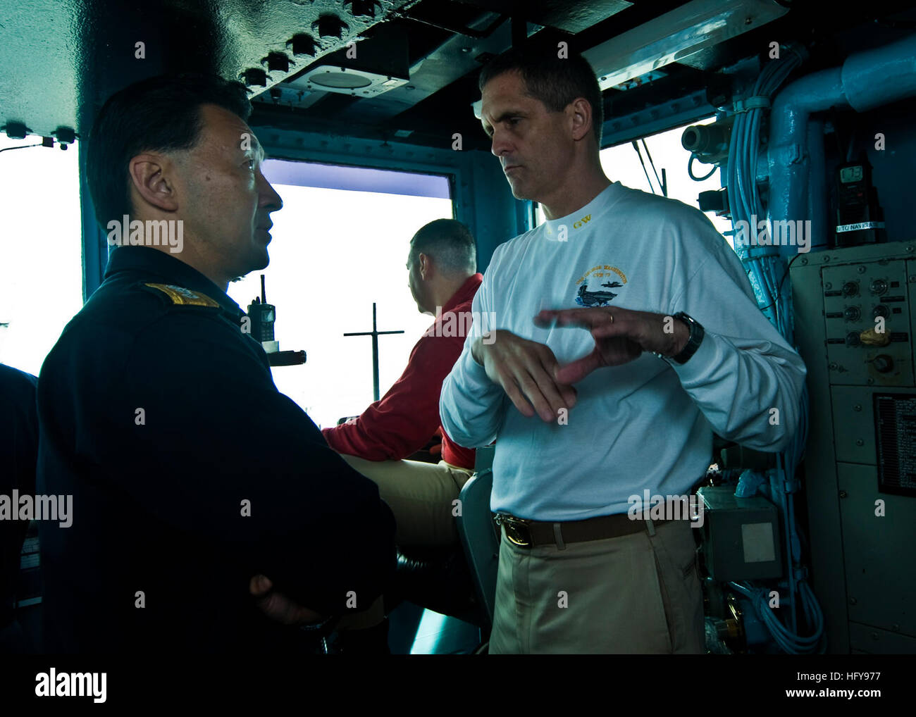 100624-N-4830B-082 Pazifik (24. Juni 2010) Captain David Lausman, Kommandant des Flugzeugträgers USS George Washington (CVN-73), erklärt abtrünnige Notfallverfahren Japan Maritime Self-Defense Force Rear Admiral Umio Otsuka, Kommandeur der Flottille 2 Escort, während ein Nachschub auf dem Meer mit den Military Sealift Command Flotte Nachschub Öler USNS Tippecanoe (T-AO-199). George Washington, Flugzeugträger der Navy die einzige dauerhaft nach vorne eingesetzt, ist im Undersea Warfare ausüben (USWEX), eine jährliche bilaterale Übung mit der Japan Maritime Self-Defen beteiligt. Stockfoto