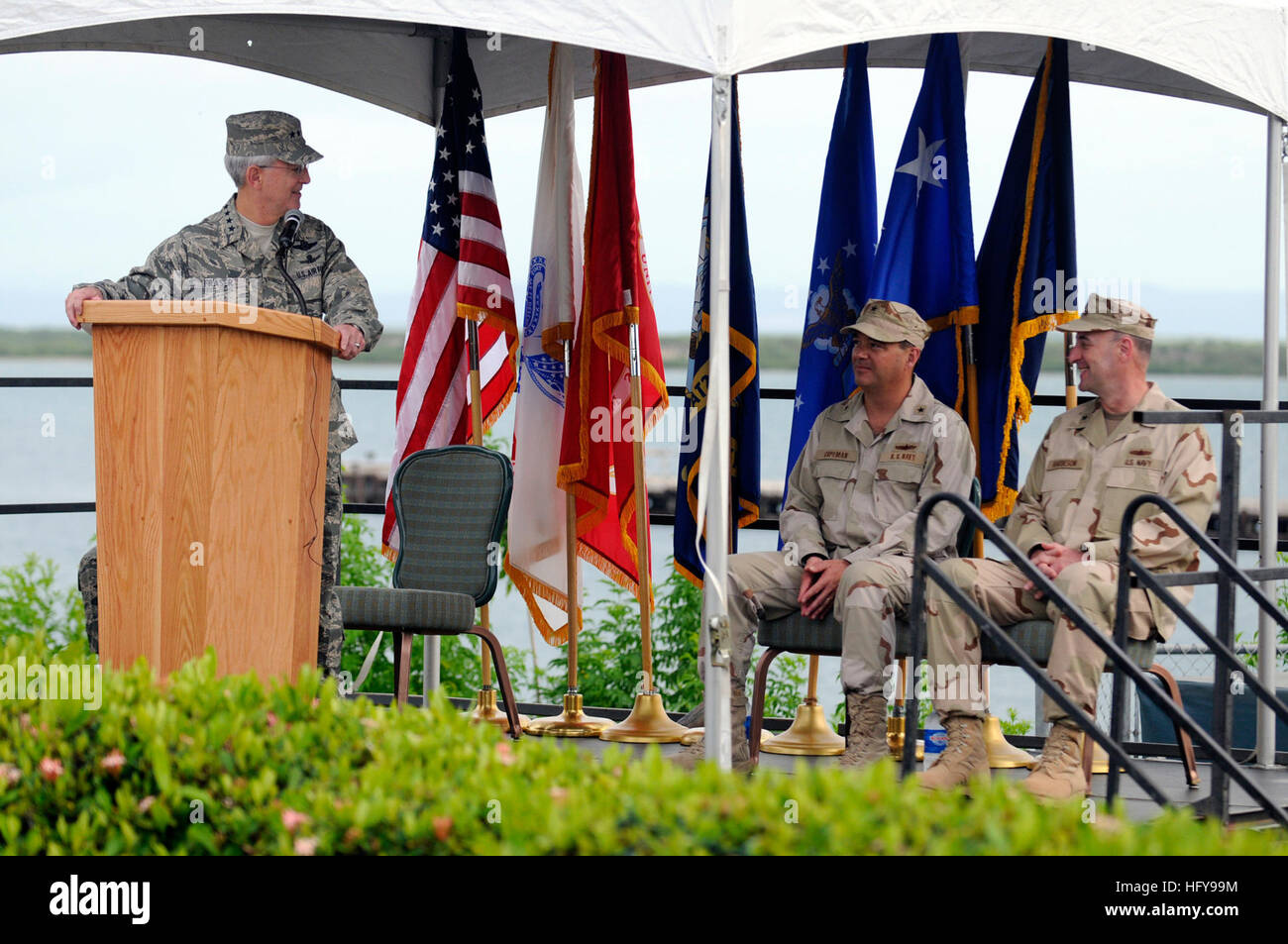 100625-N-7456N-221 GUANTANAMO BAY, Kuba (25. Juni 2010) General Douglas Fraser, Kommandeur des US Southern Command, spricht bei einem Befehl Zeremonie für Joint Task Force Guantanamo. Rear Admiral Jeffrey Harbeson entlastet Rear Admiral Thomas Copeman als Kommandeur der JTF Guantanamo während der Zeremonie. (Foto: U.S. Navy Mass Communication Specialist 3. Klasse Joshua R. Nistas/freigegeben) U.S. Navy 100625-N-7456N-221 General Douglas Fraser, Kommandeur des US Southern Command, spricht bei einem Befehl Zeremonie für Joint Task Force Guantanamo Stockfoto