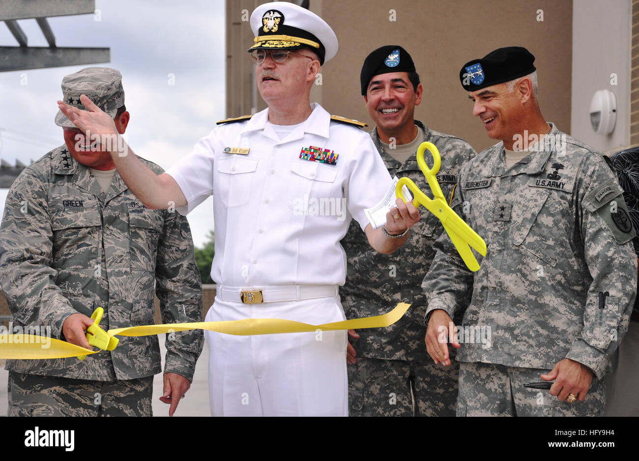 100630-D-5422E-003 SAN ANTONIO (30. Juni 2010) Rear Admiral William R. Kiser, Kommandant der gemeinsamen medizinischen Ausbildung und Training Center, Mitte, feiert Durchschneiden des Bandes um die Trainingscenter in Fort Sam Houston zu öffnen. Mit Kiser sind Generalleutnant Charles Green, links, US Air Force Surgeon General und Generalmajor David A. Rubenstein, rechts, Kommandierender general der US Army Abteilung Center & Medizinstudium und Chef der US-Army Medical Service Corps. (US Navy Foto/freigegeben) UNS Marine 100630-D-5422E-003 Rear Admiral William R. Kiser, Kommandant der gemeinsame medizinische aus- und Weiterbildung C Stockfoto