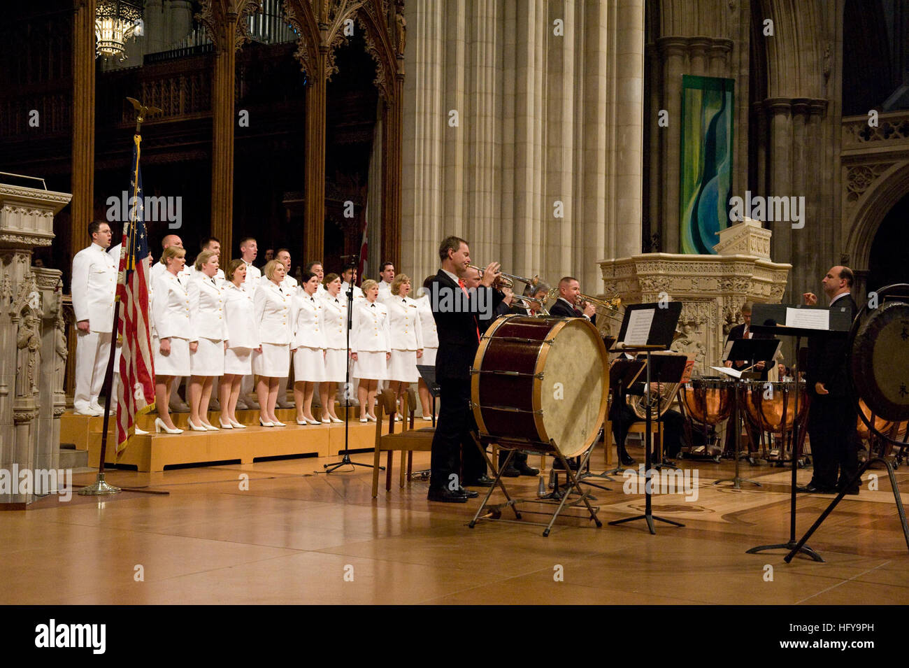 100704-N-0773H-014 WASHINGTON (4. Juli 2010) das Meer Spielpfeifen Chor, unterstützt von der Washington Symphonic Brass und unter der Leitung von Musikdirektor National Cathedral, Michael McCarthy, führen Sie die Nationalhymne der Washington National Cathedral jährliche Independence Day Orgelkonzert zu öffnen. (US Navy Foto von Chief Musiker Stephen Hassay/freigegeben) US Navy 100704-N-0773H-014 The Sea Spielpfeifen Chor, unterstützt von der Washington Symphonic Brass und unter der Leitung von Musikdirektor der National Cathedral Stockfoto