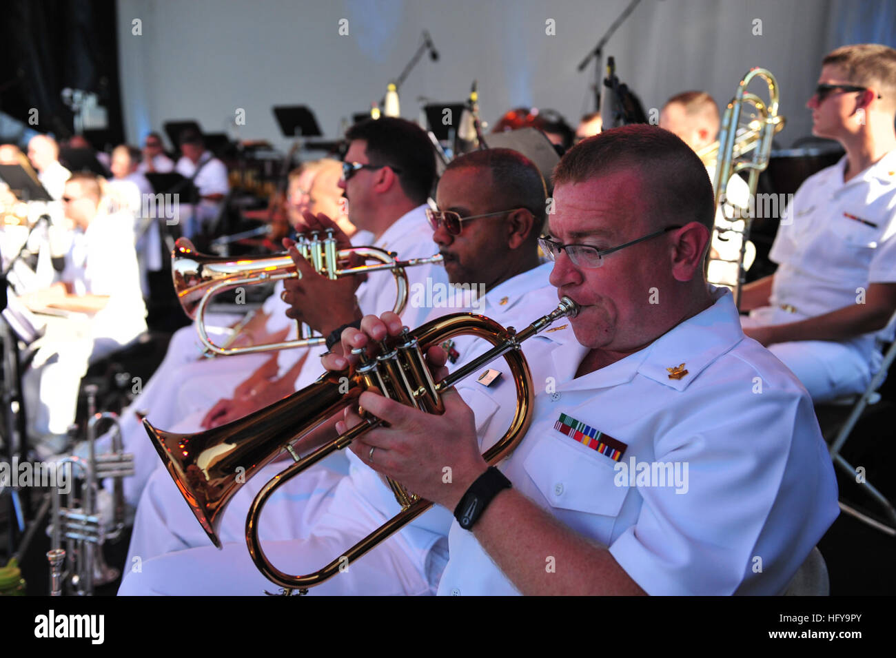 100704-N-0773H-030 WASHINGTON (4. Juli 2010) das Meer Spielpfeifen Chor, unterstützt von der Washington Symphonic Brass und unter der Leitung von Musikdirektor National Cathedral, Michael McCarthy, führen Sie die Nationalhymne der Washington National Cathedral jährliche Independence Day Orgelkonzert zu öffnen. (US Navy Foto von Chief Musiker Stephen Hassay/freigegeben) US Navy 100704-N-0773H-030 The Sea Spielpfeifen Chor, unterstützt von der Washington Symphonic Brass und unter der Leitung von Musikdirektor der National Cathedral Stockfoto