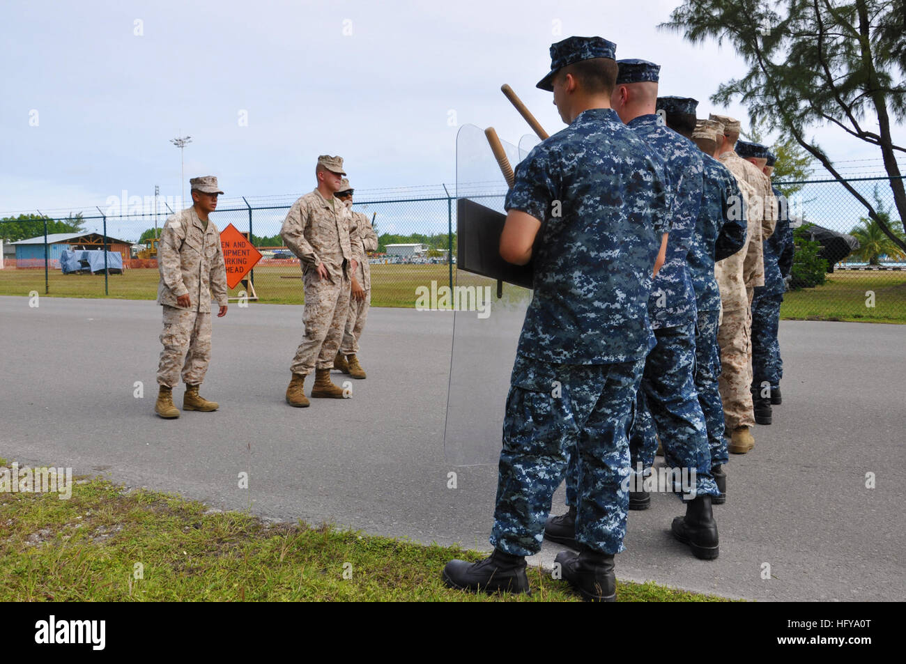 100708-N-1401J-039 DIEGO GARCIA (10. Juli 2010) Marines der Flotte Anti-Terrorism Security Team Pacific (FASTPAC) ermöglicht Training auf Diego Garcia Sicherheitspersonal auf ordnungsgemäße Riot Formationen, Bewegungen und Verfahren zu kontrollieren. Die Ausbildung beinhaltete Selbstverteidigung, Eintrag Punkt Kontrollverfahren und verschiedenen Waffenhandhabung. (Foto: U.S. Navy Masse Kommunikation Spezialist Seemann Christopher S. Johnson/freigegeben) US Navy 100708-N-1401J-039-Marines trainieren auf Diego Garcia Stockfoto