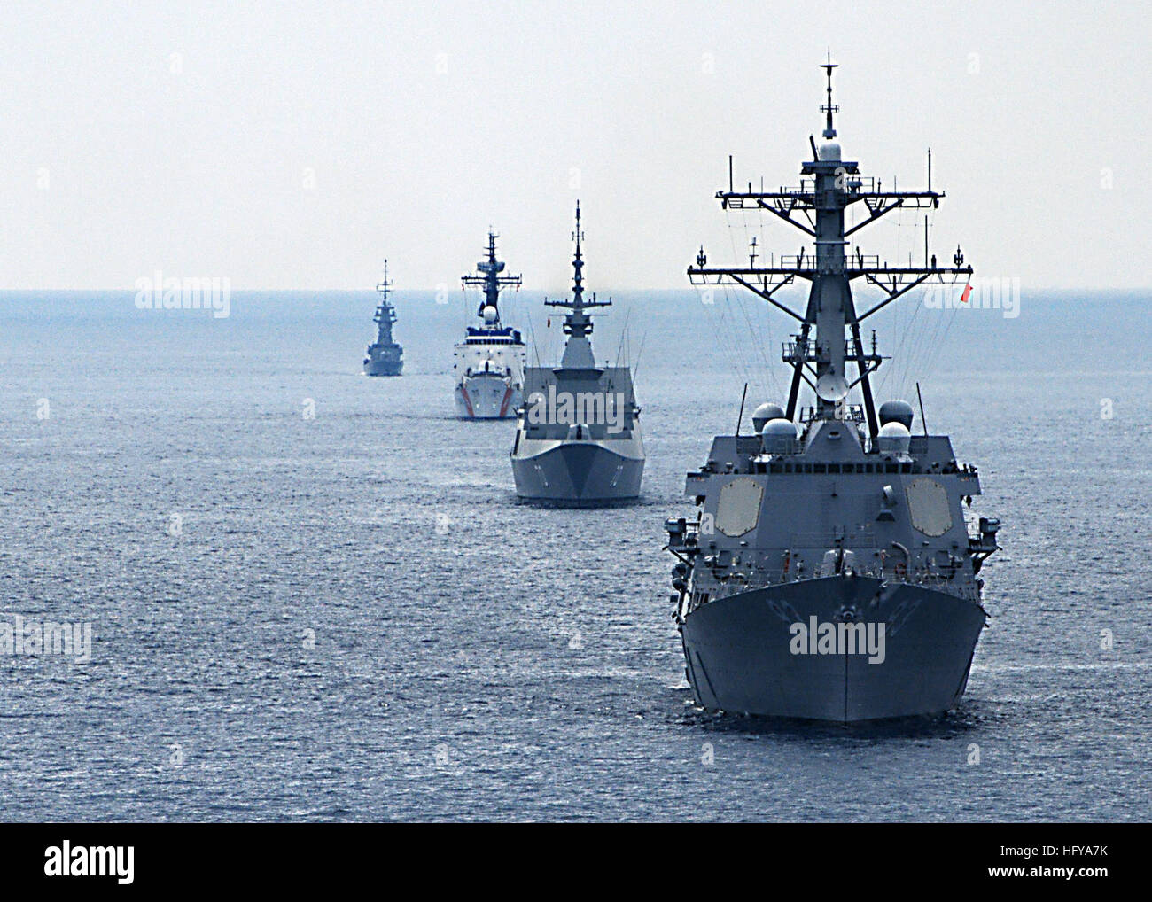 100712-N-3446M-139 SOUTH CHINA SEA (12. Juli 2010) der Arleigh-Burke-Klasse geführte Flugkörper Zerstörer USS Chung-Hoon (DDG-93), die Republik Singapur Fregatte Steadfast (FFG-70), der US Coast Guard Cutter Mellon (WHEC 717) und der Republik Singapur Corvette Wachsamkeit (90) während des Trainings eine Oberfläche Gunnery Line-up.  Die USA und die Republik der Singapur Marine sind flott Bereitschaft Zusammenarbeit und Ausbildung (CARAT) Singapur 2010 beteiligt. Karat ist eine Reihe von bilateralen Übungen jährlich in Südost-Asien zu stärken Beziehungen und Kraft bereit. (US Navy Foto b Stockfoto