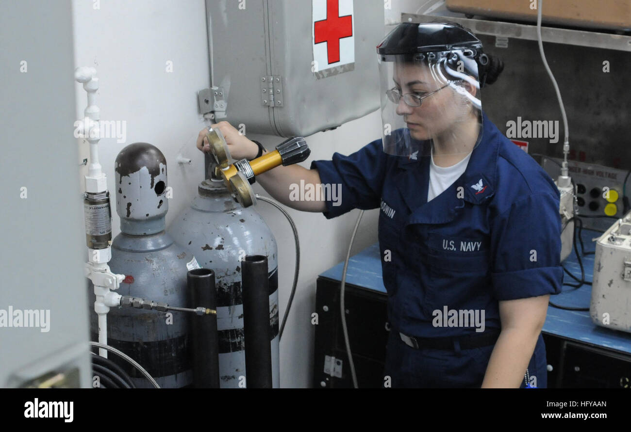 100714-N-3852A-118 NORFOLK (14. Juli 2010) Rumpf Systems Technician 3. Klasse Rebecca Goodwin von Roswell, Georgia, überwacht ein Stickstofftank Luftdruck für die Kalibrierung von Messgeräten im Kalibrierlabor amphibischer Angriff Schiff USS Wasp (LHD-1) getestet. Das Kalibrierlabor an Bord Wespe hat eine Kalibrierung der Schiffsausrüstung von mehr als 95 Prozent für sechs aufeinander folgende Monate erreicht. Wespe bereitet sich auf seine Einheit Ausbildung Bewertung Sustainment Zertifizierung. (Foto: U.S. Navy Mass Communication Specialist 1. Klasse Rebekka Adler/freigegeben) US Navy 100714-N-3852A-118 H Stockfoto