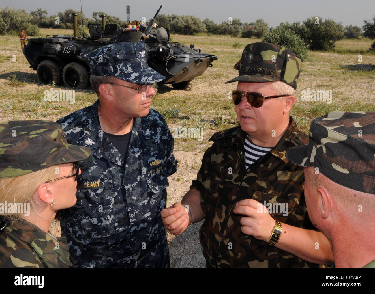 Ukrainische Rear Admiral Viktor Nosenco, Mitte rechts, Kommandant der ukrainischen Marine für Sea Breeze 2010 und stellvertretender Kommandeur der ukrainischen Seestreitkräfte und U.S. Navy Captain Steven Leahy, Mitte links, Meeresbrise maritime Komponente Kommandant, sprechen eine Anti-Piraterie-Übung am Tendra Island, Ukraine, ukrainische Offiziere 15. Juli 2010. Sea Breeze ist eine jährliche multinationalen Übung zur Stärkung der maritimen Partnerschaften in der Schwarzmeer-Region; Sea Breeze 2010 enthalten Service-Mitglieder aus Aserbaidschan, Belgien, Dänemark, Georgien, Deutschland, Griechenland, Moldawien, Schweden, Türkei, Ukraine und die Stockfoto