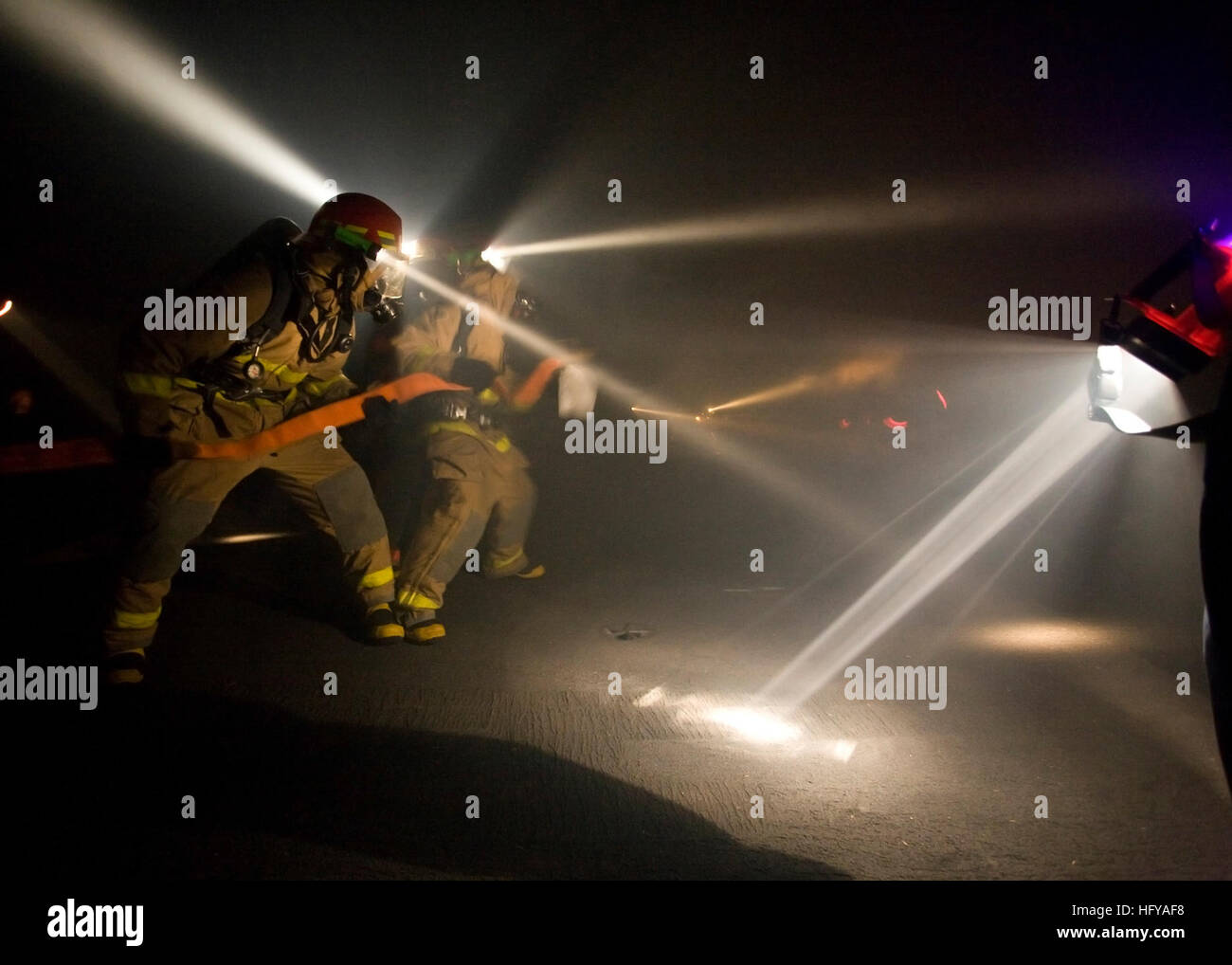 100717-N-3313S-012 Pazifik (17. Juli 2010) Segler Zug gegen ein Flugzeug Feuer im Hangar Bucht drei während einer allgemeinen Viertel Drill an Bord des Flugzeugträgers USS Abraham Lincoln (CVN-72). Abraham Lincoln bereitet sich derzeit auf zusammengesetzte Einheit Übung (COMPTUEX), die entworfen, um das Schiff zu trainieren, eingeschifften Geschwader und andere Einheiten, aus denen sich der Träger Streik Gruppe Funktion als eine hochwirksame kämpfende Truppe. (Foto: U.S. Navy Legalman 1. Klasse Karyn Sigurdsson/freigegeben) U.S. Navy 100717-N-3313S-012-Segler trainieren, um ein Flugzeug Feuer im Hangar Bucht Thr bekämpfen Stockfoto