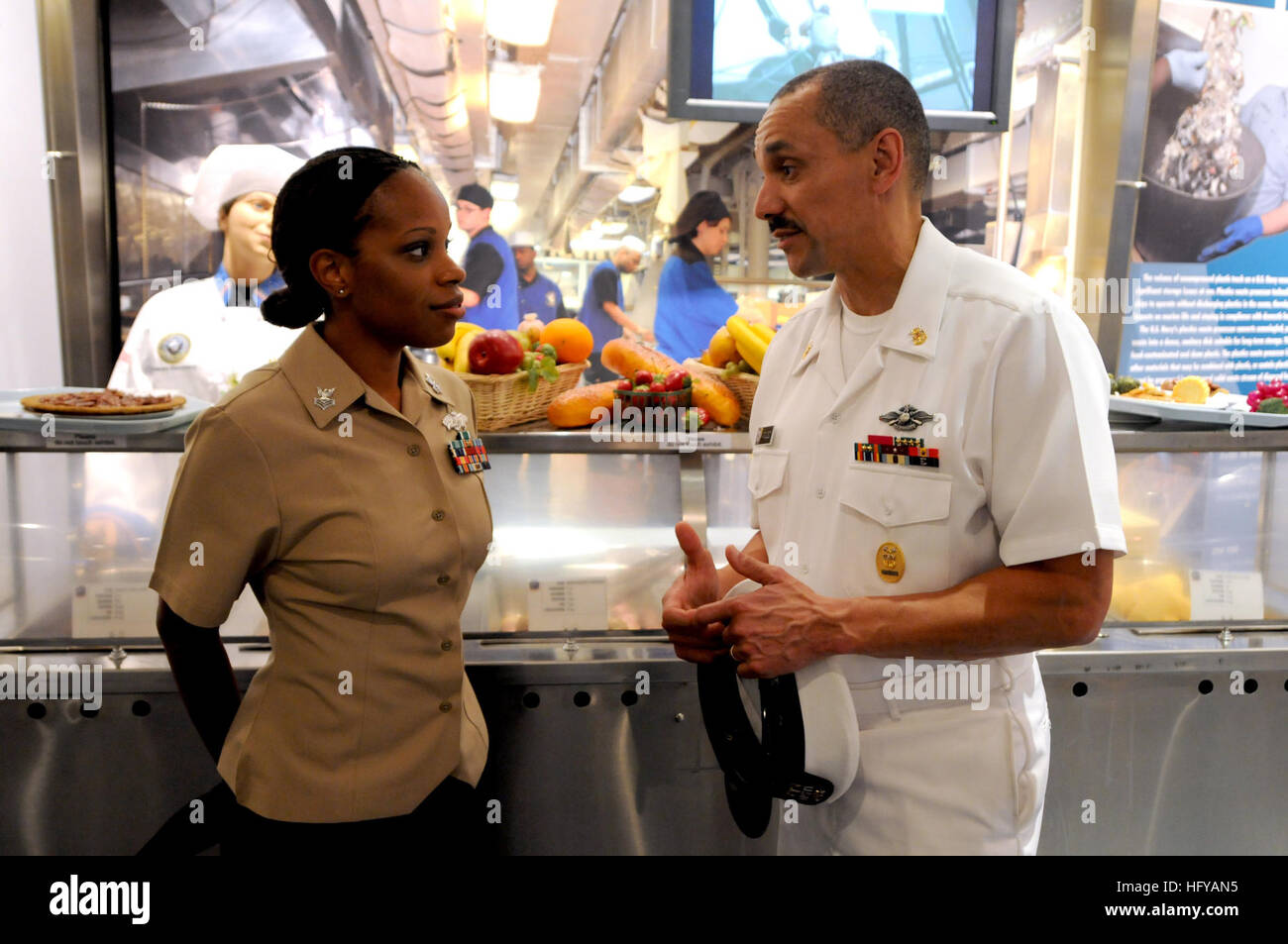 100720-N-9818V-260 WASHINGTON (20. Juli 2010) Marine Reserve Segler des Jahres, Hospital Corpsman 1. Klasse Shalanda Brewer, spricht mit Force Master Chief Ronney Wright, US Navy Reserve Force am Marine-Denkmal vor dem Konzertbesuch auf der Avenue. Brewer ist einer der vier Matrosen, der Chief Petty Officer verdienstvolles gefördert werden soll. Dies ist das erste Mal in der Geschichte alle Segler des Jahres sind Frauen. (Foto: U.S. Navy Mass Communication Specialist 1. Klasse Jennifer A. Villalovos/freigegeben) US Navy 100720-N-9818V-260 Marine Reserve Segler des Jahres, Hospital Corpsman 1. Klasse Shal Stockfoto