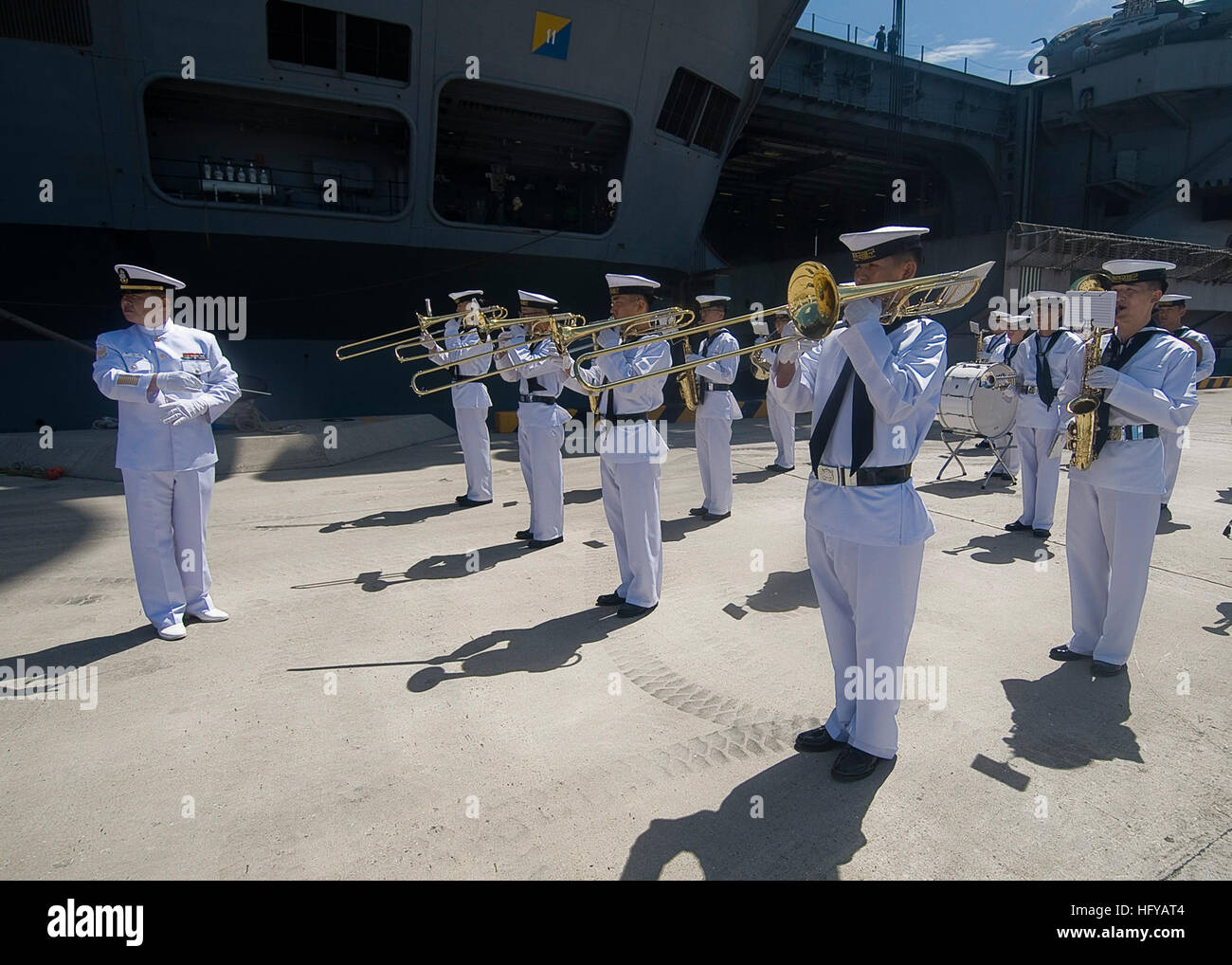 100721-N-0754Y-004 BUSAN führen Republik Korea (21. Juli 2010) Mitglieder von der Republik Korea Navy Band bei der Ankunft der Flugzeugträger USS George Washington (CVN-73) in Busan, Republik Korea. Dies ist der erste Hafen-Besuch für George Washington während seiner 2010 Sommer-Patrouille im westlichen Pazifischen Ozean und dem zweiten Besuch nach Busan durch das Schiff seit Oktober 2008. Die Republik Korea und den Vereinigten Staaten wird eine kombinierte maritime Allianz durchführen und Luft Bereitschaft Übung ÒInvincible SpiritÓ in den Meeren östlich der koreanischen Halbinsel vom 25-28. Juli 2010. Dies ist die erste Stockfoto 100721-N-0754Y-004 BUSAN führen Republik Korea (21. Juli 2010) Mitglieder von der Republik Korea Navy Band bei der Ankunft der Flugzeugträger USS George Washington (CVN-73) in Busan, Republik Korea. Dies ist der erste Hafen-Besuch für George Washington während seiner 2010 Sommer-Patrouille im westlichen Pazifischen Ozean und dem zweiten Besuch nach Busan durch das Schiff seit Oktober 2008. Die Republik Korea und den Vereinigten Staaten wird eine kombinierte maritime Allianz durchführen und Luft Bereitschaft Übung ÒInvincible SpiritÓ in den Meeren östlich der koreanischen Halbinsel vom 25-28. Juli 2010. Dies ist die erste Stockfoto