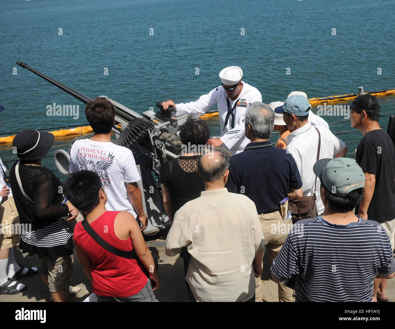 100724-N-3283P-176 SENDAI, Japan (24. Juli 2010) Feuer Controlman 1. Klasse Casey Edgar erklärt die Funktionen von der 25-mm-Kanone an Bord der geführte Flugkörper-Zerstörer USS Russell (DDG-59) während einer offenen Schiffstour. Russell, nach Hause getragen in Hawaii, dient in den USA 7. Flotte Aufgabengebiet und Sendai im Rahmen des 50-jährigen Jubiläums Gedenken an der amerikanisch-japanische gegenseitige Sicherheitsvertrag besucht. (Foto: U.S. Navy Mass Communication Specialist 3. Klasse Dominique Pineiro/freigegeben) US Navy 100724-N-3283P-176 Feuer Controlman 1. Klasse Casey Edgar erklärt die Fähigkeiten der Stockfoto