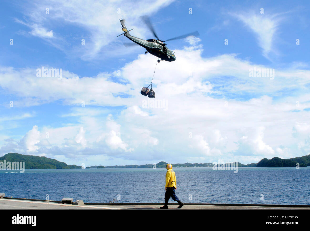 100726-N-7478G-214 Republik PALAU (26. Juli 2010) eine SH-60F Sea Hawk Hubschrauber vom Hubschrauber Anti-Submarine Squadron Licht (HSL) 51 transportiert Projekt durch Materialien aus den USA 7. Flottenkommando Schiff USS Blue Ridge (LCC-19), die Republik Palau. Blue Ridge ist in der Republik Palau, Durchführung von medizinischen und gemeinnützigen Projekten im Rahmen des Pazifischen Partnerschaft 2010, die fünfte in einer Reihe von jährlichen US-Pazifikflotte Bemühungen zur Stärkung der regionalen Beziehungen zu den Gastländern und Partnerstaaten. (Foto: U.S. Navy Mass Communication Specialist 2. Klasse Cynt Stockfoto