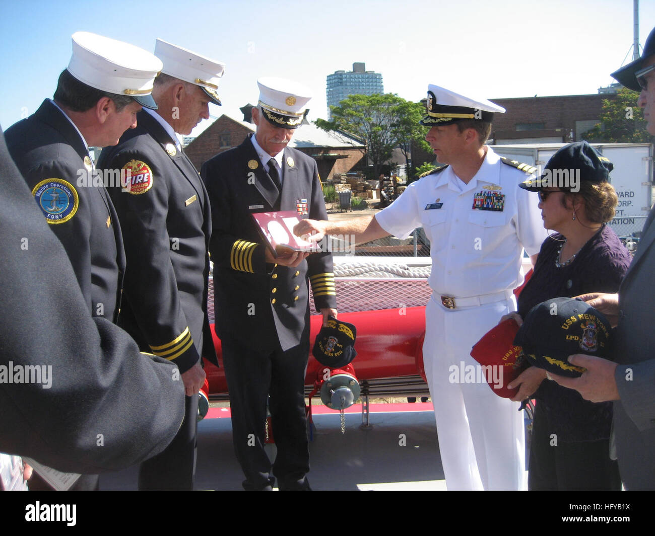 100726-N-2148B-001 BROOKLYN, N.Y. (26. Juli 2010) CMdR Curt Jones, Kommandierender Offizier der amphibious Transport Dock Schiff USS New York (LPD-21), stellt eine Gedenktafel für Chief Edward Kilduff, Chef der New Yorker Feuerwehr (FDNY), an Bord der FDNY Marine Feuerlöschboot 343 im Brooklyn Navy Yard als Chief James Dalton, links, FDNY Marine Operations; Chief William Sellig, FDNY Leiter der Special Operations; und im Ruhestand Navy Captain Sally McElwreath, Recht, Direktor des USS New York Inbetriebnahme Committee, schauen Sie auf. New York wurde mit 7,5 Tonnen in ihrem Bogen, während F World Trade Center gebaut. Stockfoto