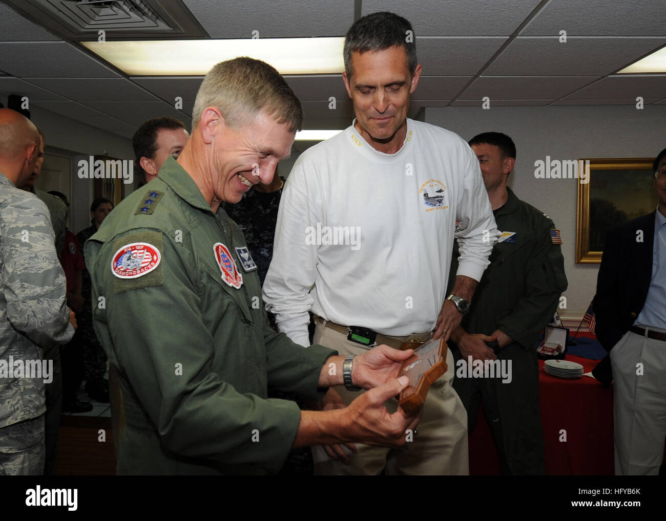 100728-N-7191M-080 SEA OF JAPAN (28. Juli 2010) Captain David A. Lausman, Recht, Kommandant des Flugzeugträgers USS George Washington (CVN-73), präsentiert Generalleutnant Jeffrey Remington, Kommandant der US 7. Luftwaffe mit einem Geschenk bei seinem Besuch an Bord George Washington. Der Republik Korea und den USA führen die kombinierte maritime Allianz und Luft Bereitschaft Übung ÒInvincible SpiritÓ in der Sea Of Japan vom 25-28. Juli 2010. Dies ist die erste in einer Reihe von gemeinsamen militärischen Übungen, die in den kommenden Monaten stattfinden. (U.S. Navy Photo von Masse Kommunikation Specialis Stockfoto