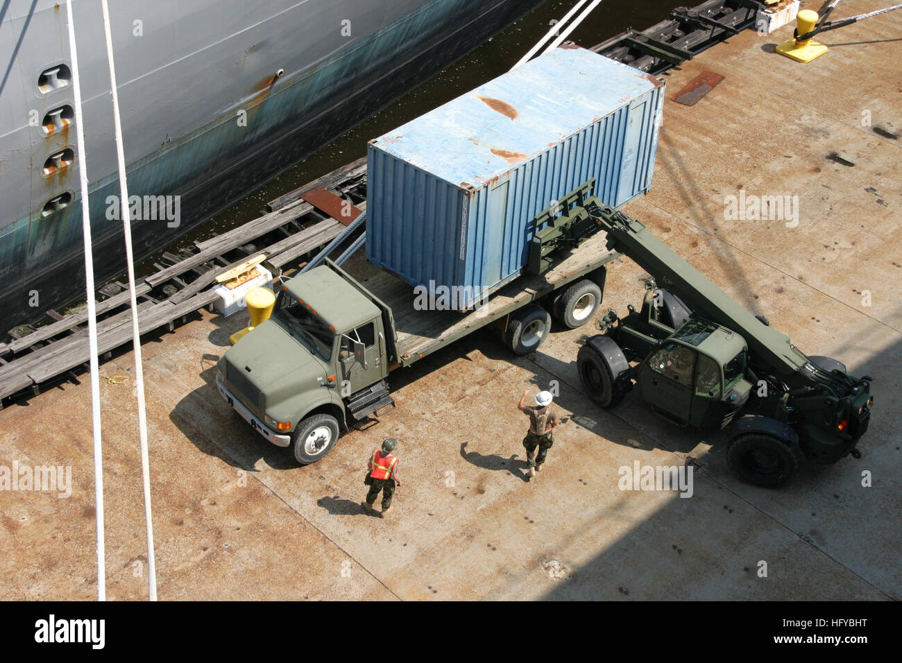 100808-N-2888Q-005 NEWPORT NEWS, Virginia (8. August 2010) Segler zugewiesen, Marine Cargo Handling Bataillon (NCHB) 4 übertragen eine Container-Box mit einem Kran aus dem Military Sealift Command mittlerer Geschwindigkeit roll-on/Roll-off Schiff Pomeroy (T-AKR 316) auf einen Tieflader für den Transport abgesenkt. NCHB-4 führt Güterumschlag Übungen als Teil der Einheit Ausbildung Kompatibilitätsanalyse (ULTRA) Aug. 5-8. (Foto: U.S. Navy Chief Masse Kommunikation Spezialist Lucy M. Quinn/freigegeben) U.S. Navy 100808-N-2888Q-005-Segler übertragen eine Container-Box mit einem Kran gesenkt von USNS Pomeroy (T-AKR 316) auf einer Pritsche LKW-fo Stockfoto