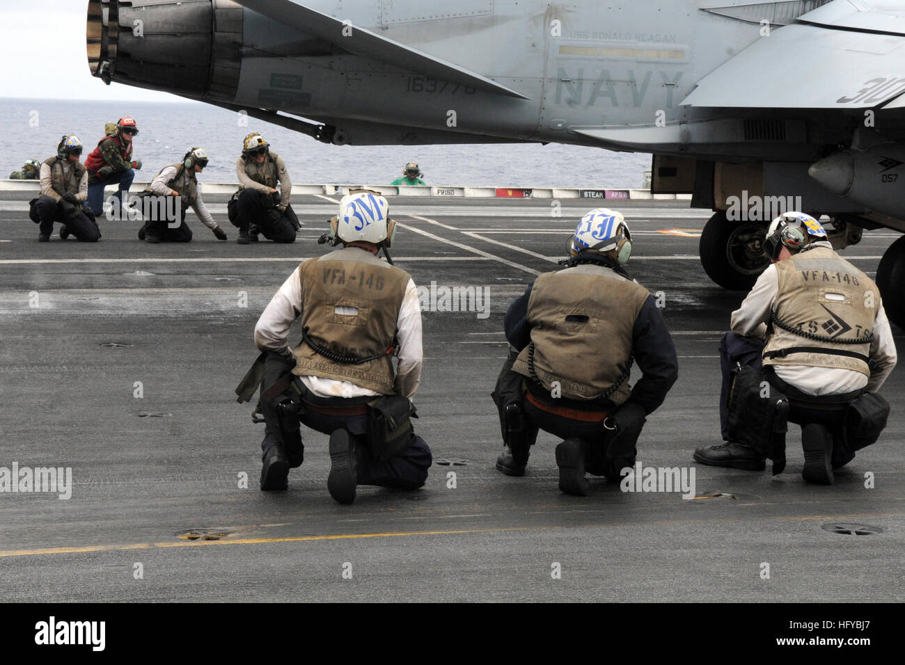 Matrosen vorzubereiten, die letzten F/A - 18 C Hornet von der blauen Diamanten von Strike Fighter Squadron 146 während der Carrier Air Wing 14-Fly-off an Bord des Flugzeugträgers USS Ronald Reagan zu starten. Ronald Reagan führt im Gange Trainingsbetrieb im Pazifischen Ozean. (Foto: U.S. Navy Seaman Benjamin C. Jernigan) USS Ronald Reagan DVIDS308388 Stockfoto