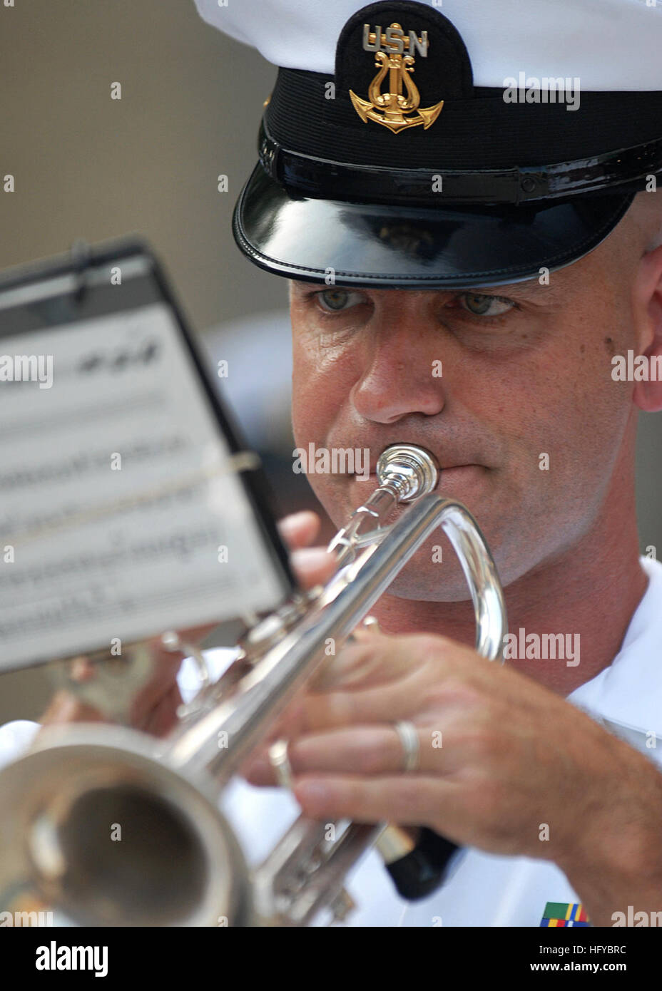 100810-N-3857R-001 BOWIE, MD. (10. August 2010) Musiker 1. Klasse Pasquale Sarracco, zugeordnet der US Naval Academy Band, führt außerhalb von Prince George Stadion nachts die 11. jährliche Marine bei den Baysox. Midshipmen aus der Klasse der 2014 und ihre Plebs Sommer Upperclassmen Teilkonstrukteure besuchte das Spiel. Die ankommenden Neulingen sind Plebs Sommertraining beteiligt. Plebs Sommer ist ein körperlich und geistig anspruchsvollen Sechswochen Prozess entwickelt, um die neue Klasse von Studenten aus zivilen zum Midshipman Leben übergehen. (Foto: U.S. Navy Mass Communication Specialist 1. Klasse Tschad ausgeführt Stockfoto