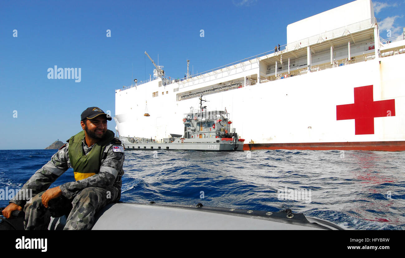 100811-N-4044H-270 DILI, Timor-Leste (11. August 2010) Royal Australian Navy Able Seaman Marine Techniker Joey Mead betreibt ein kleines Schlauchboot als Military Sealift Command Lazarettschiff USNS Mercy (T-AH 19) Transfer Ladung an die Royal Australian Navy schwere Landungsschiff HMAS Labuan (L128).  Beide sind in der Nähe von Timor-Leste unterstützen Pazifischen Partnerschaft 2010, die fünfte in einer Reihe von jährlichen US-Pazifikflotte humanitäre und politische Unterstützung Bemühungen zur Stärkung der regionalen Partnerschaft verankert. (Foto: U.S. Navy Mass Communication Specialist 2. Klasse Eddie Harrison/freigegeben) US Navy 10081 Stockfoto