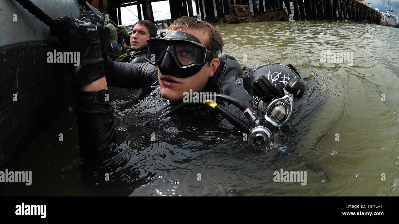 100816-N-9769P-152 PANAMA-Stadt, Panama (16. August 2010) Navy Diver 2. Klasse David Orme, Center und ein Peruaner und Panamas Taucher auf eine Sicherheitsleine vor dem Eintritt in ein Tauchboot zu halten. Die Taucher teilgenommen an einer gemeinsamen Nation Unterwasser Umfrage eines versunkenen Schiffes im Hafen von Panama-Stadt. Örtlichen Hafenbehörden aufgefordert Hilfe vom Mobile Tauchen und Salvage Unit (MDSU) 2, Firma 2-6, um bewegt ein zwölf-Jahr-alten versunkenes Schiff zu untersuchen. MDSU-2 beteiligt sich die Navy Diver-Partnerschaft Südbahnhof Übung, eine multinationale Partnerschaft Engagement soll Interoperabili erhöht werden Stockfoto