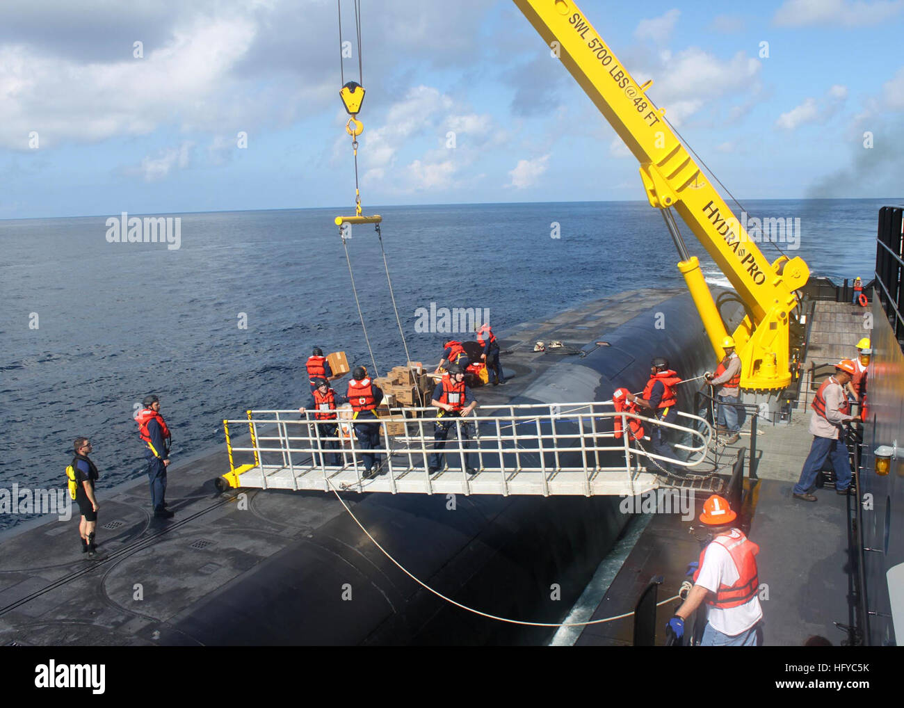 100816-N-1255R-096 Atlantik (16. August 2010) Seeleute an Bord der Ohio-Klasse ballistischen Raketen-u-Boot USS Rhode Island (SSBN-740) laden Lebensmittelgeschäften während einer offenen Ozean-Stop für Personal und Fracht. Rhode Island führt seinen 49. strategische Abschreckung Patrouille. (US Navy Foto von Lt. Rebecca Rebarich/freigegeben) U.S. Navy 100816-N-1255R-096 Seeleute an Bord der Ohio-Klasse ballistischen Raketen-u-Boot USS Rhode Island (SSBN-740) laden Lebensmittelgeschäften während einer offenen Ozean-Stop für Personal und Fracht Stockfoto
