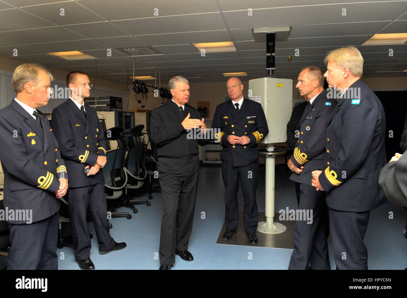 100819-N-8273J-033 KARLSKRONA, Schweden (19. August 2010) Chief of Naval Operations (CNO) Admiral Gary Roughead, Mitte, erfüllt mit Rear Adm.  Anders Grenstad, Chef des Stabes der schwedische Marine und andere schwedische Marine Führung während der Tourneen der Simulatoren und Schulungseinrichtung im Naval Base Karlskrona Marinestützpunkt. (Foto: U.S. Navy Mass Communication Specialist 1. Klasse Tiffini Jones Vanderwyst/freigegeben) US Navy 100819-N-8273J-033 Chief of Naval Operations (CNO) Admiral Gary Roughead, Mitte, trifft sich mit Rear Admiral Anders Grenstad, Chef des Stabes der königlichen schwedischen Marine Stockfoto